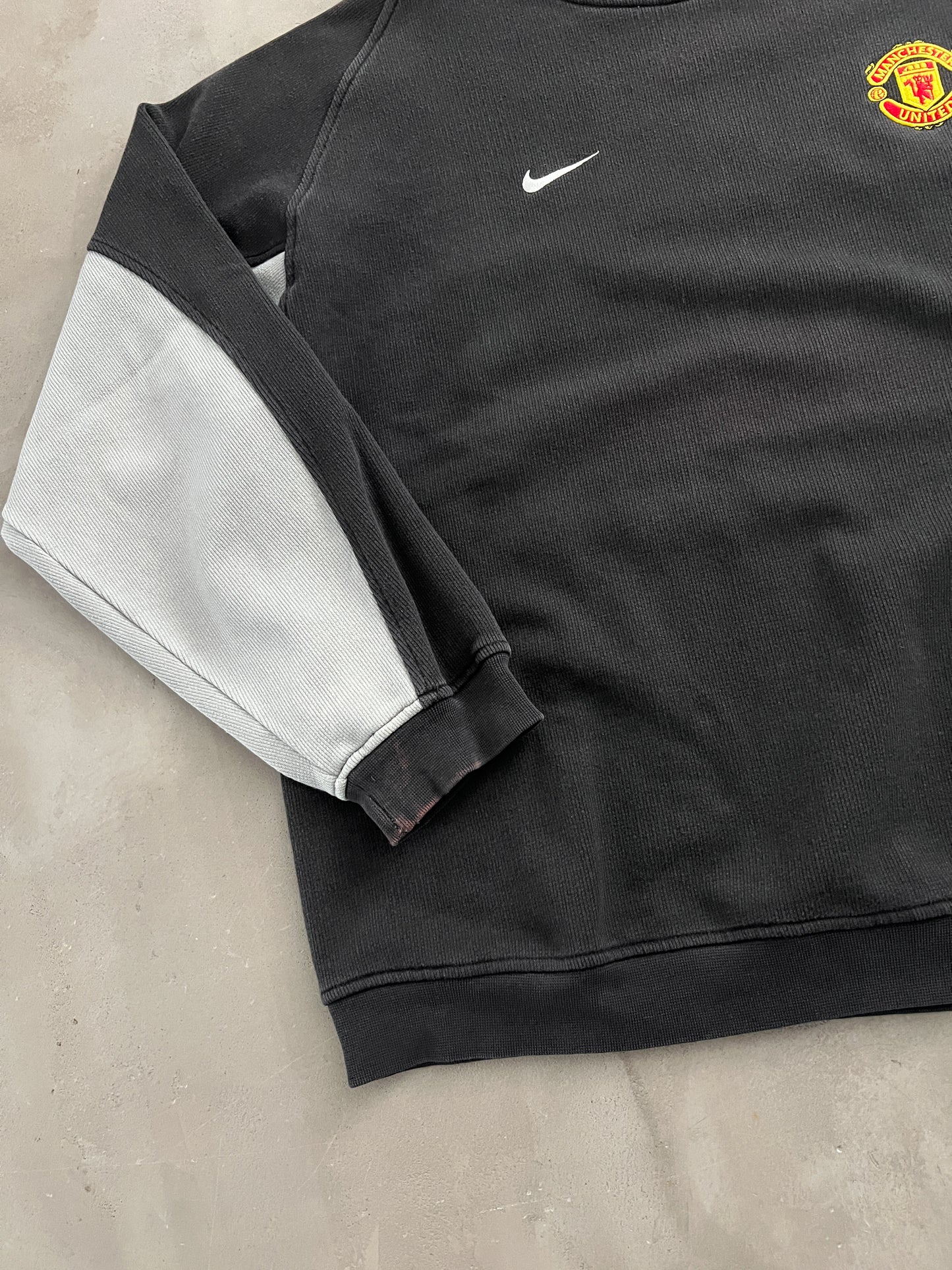 BLACK MANCHESTER UNITED NIKE SWEATER - 2000S - L