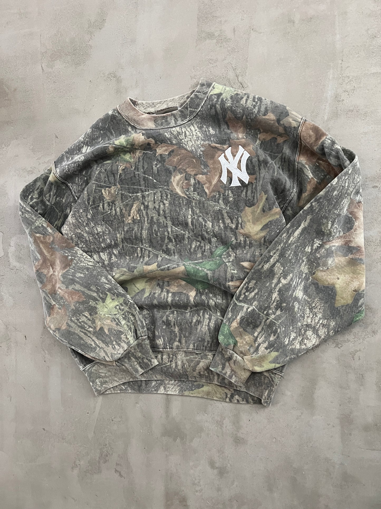 CAMO YANKEES SWEATER - 1990S - M/L