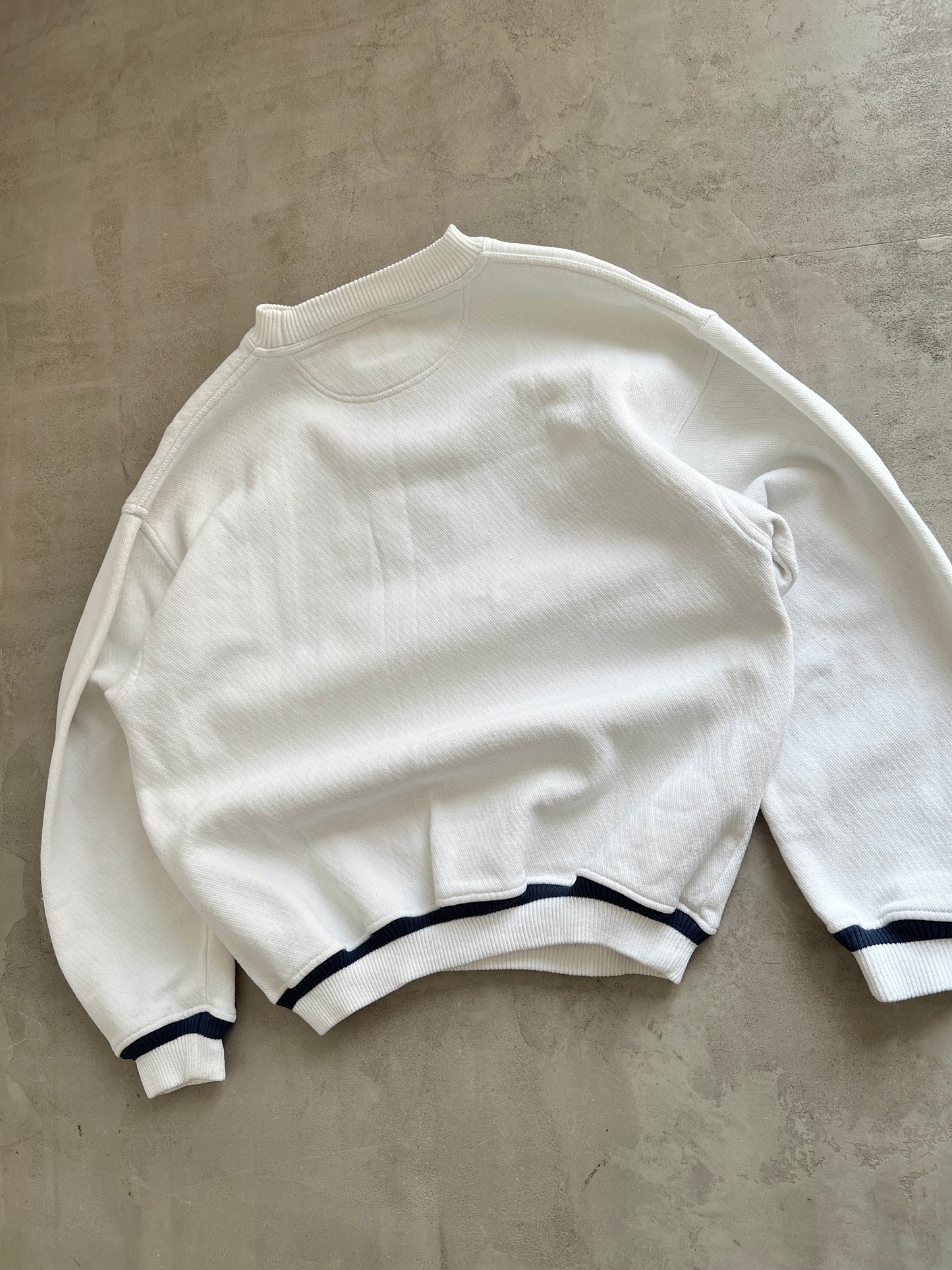 WHITE/NAVY YANKEES SWEATER - 1990S - L
