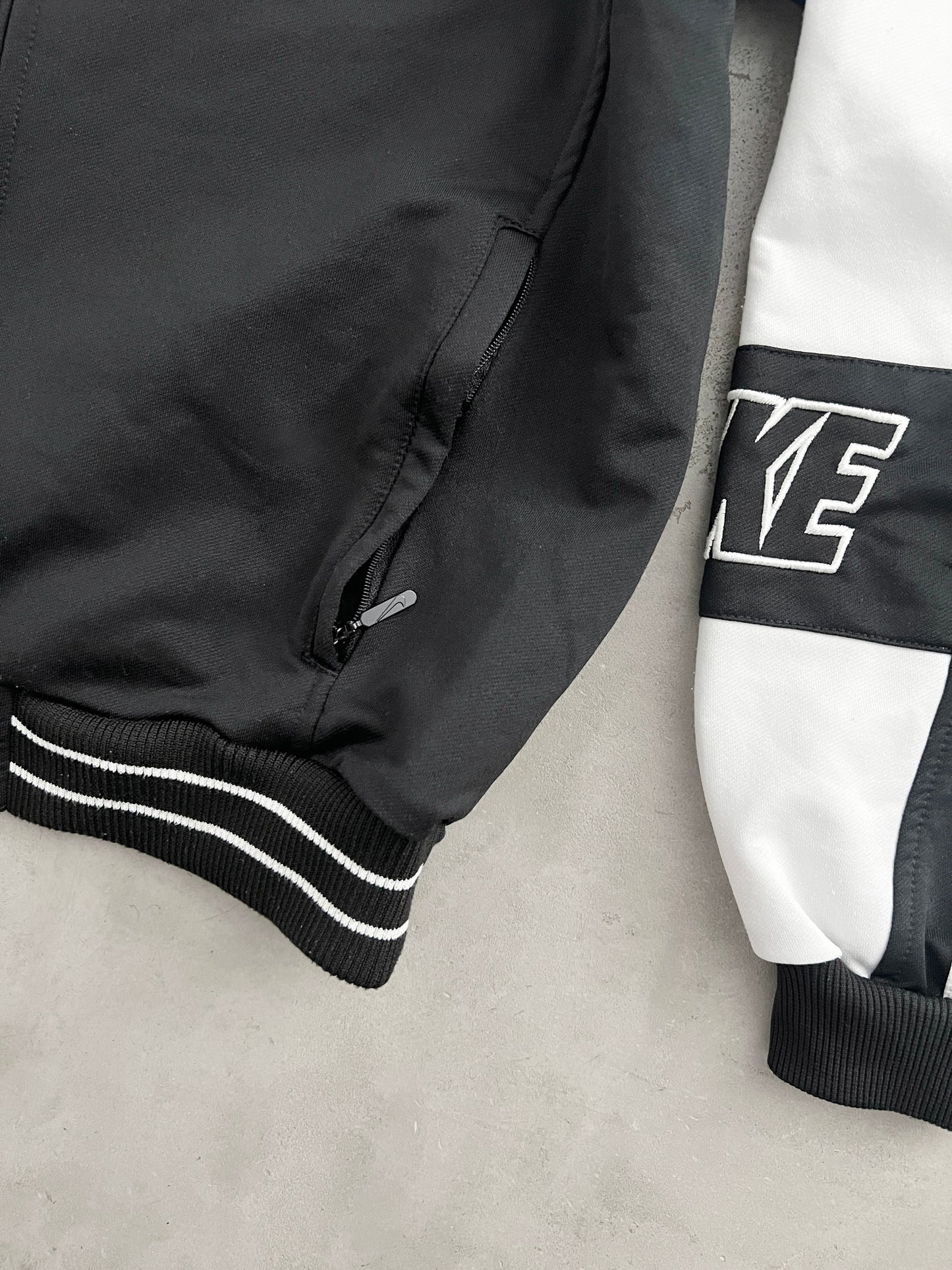 BLACK NIKE TRACK JACKET - 1990S - M/L
