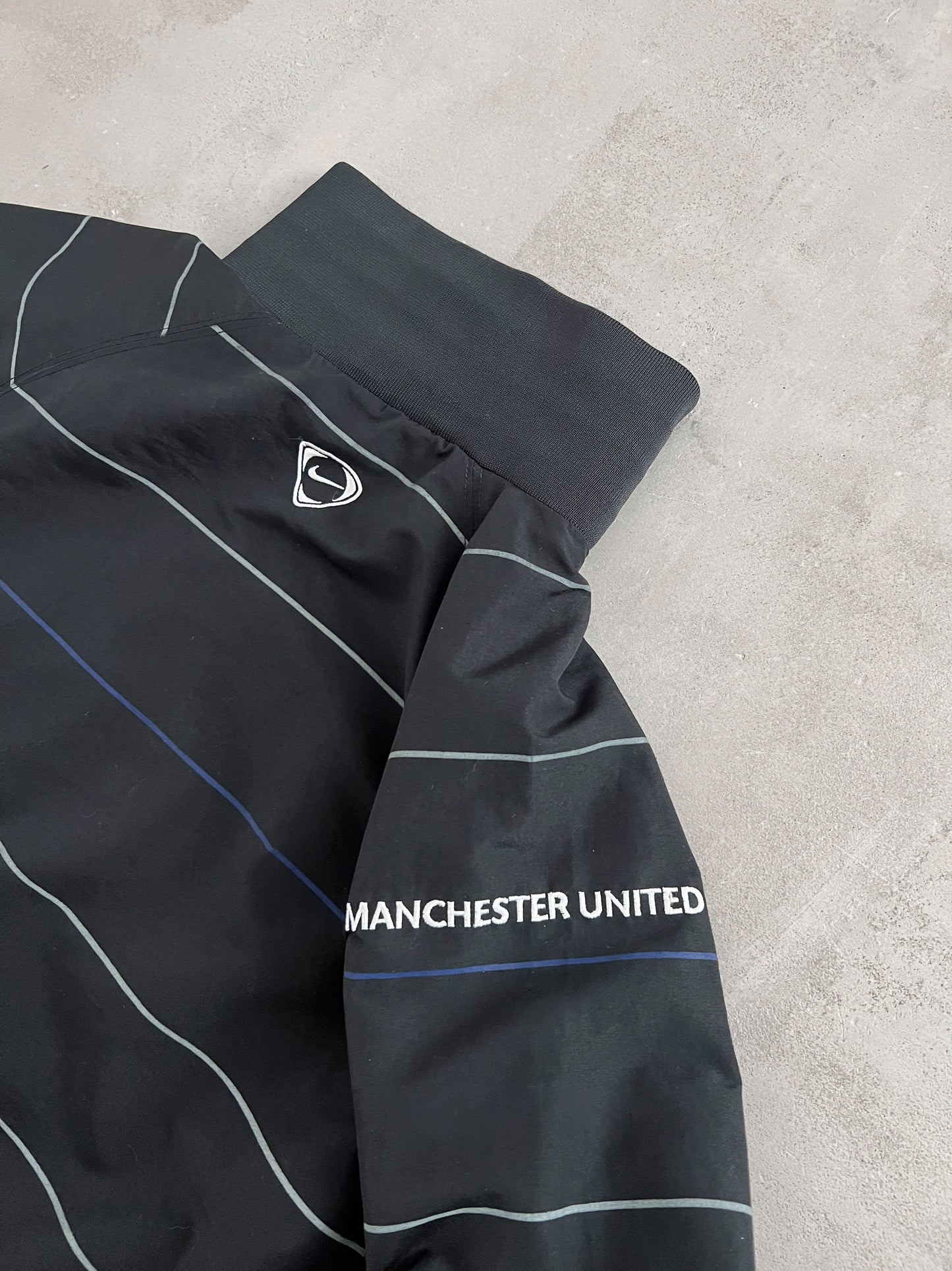 BLACK MANCHESTER UNITED NIKE JACKET - 2000S - L
