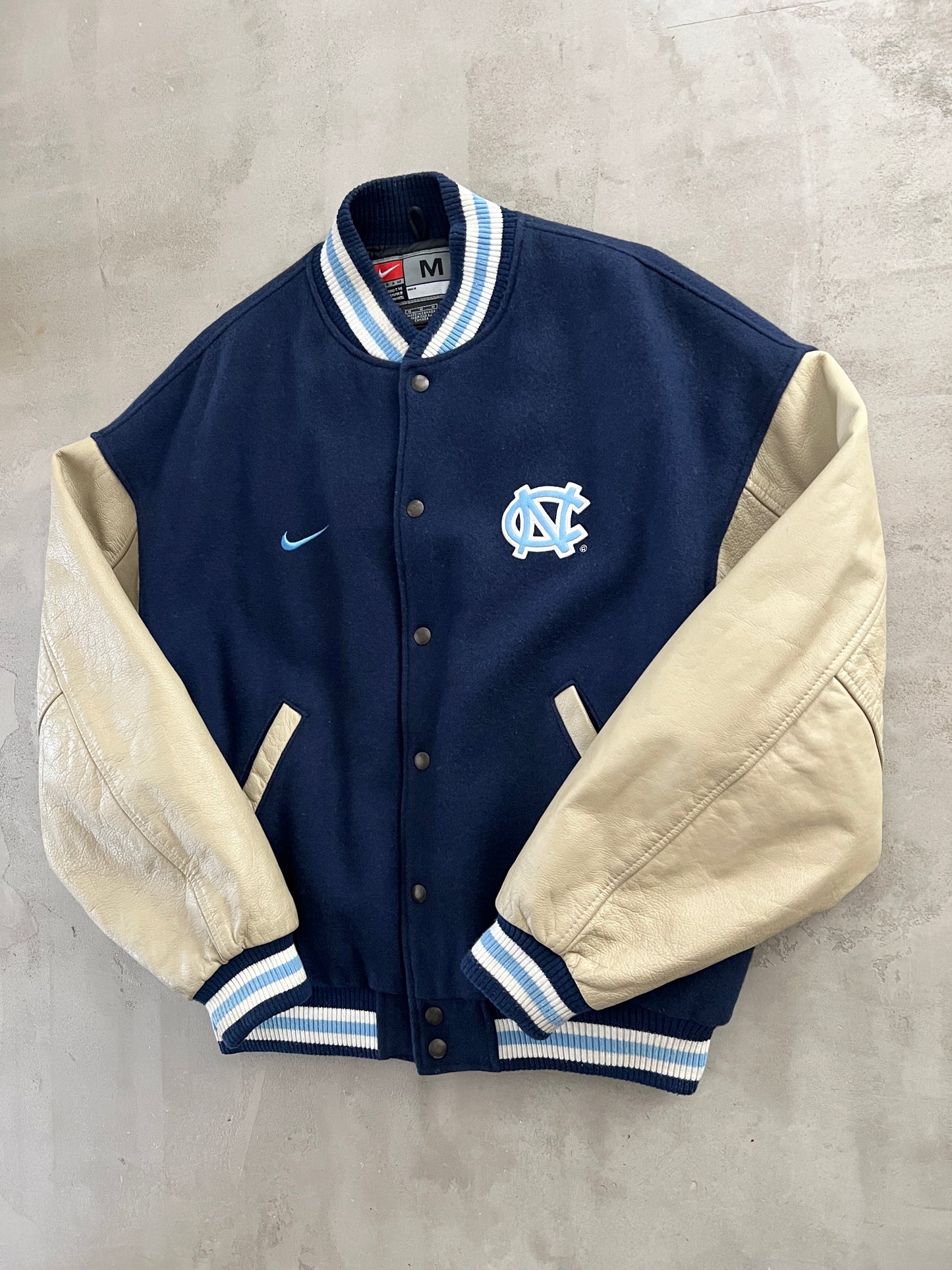 NAVY/CREME NIKE UNC JACKET - 1990S - M