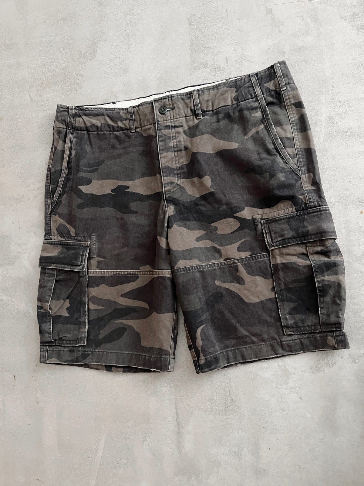 CAMO ABERCROMBIE & FITCH CARGO SHORTS - 2000S - L/XL