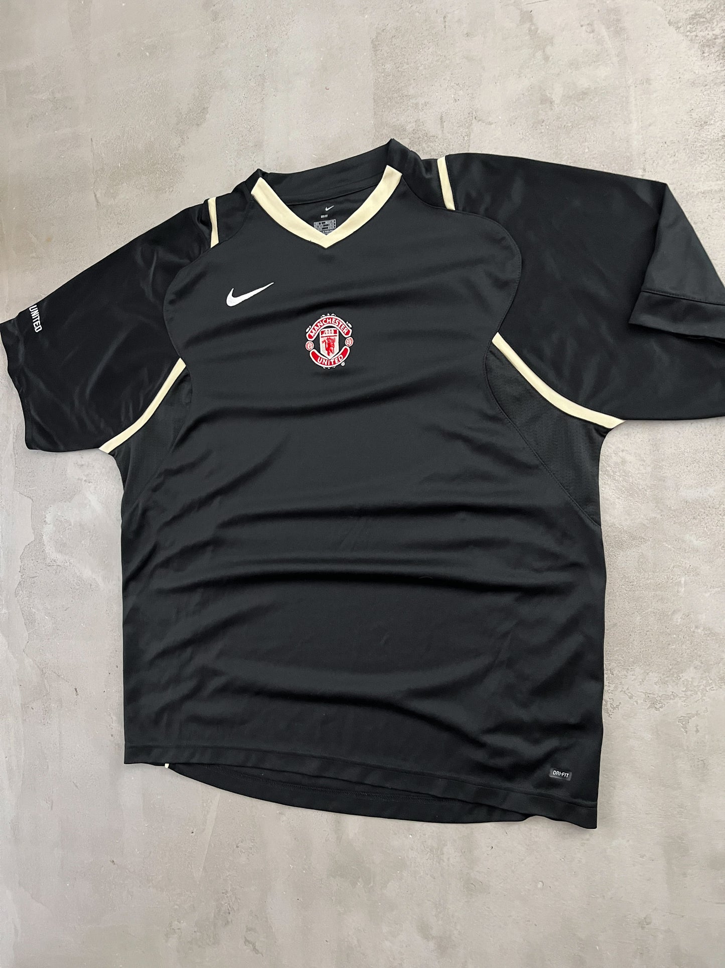 BLACK MANCHESTER UNITED NIKE JERSEY - 2000S - L