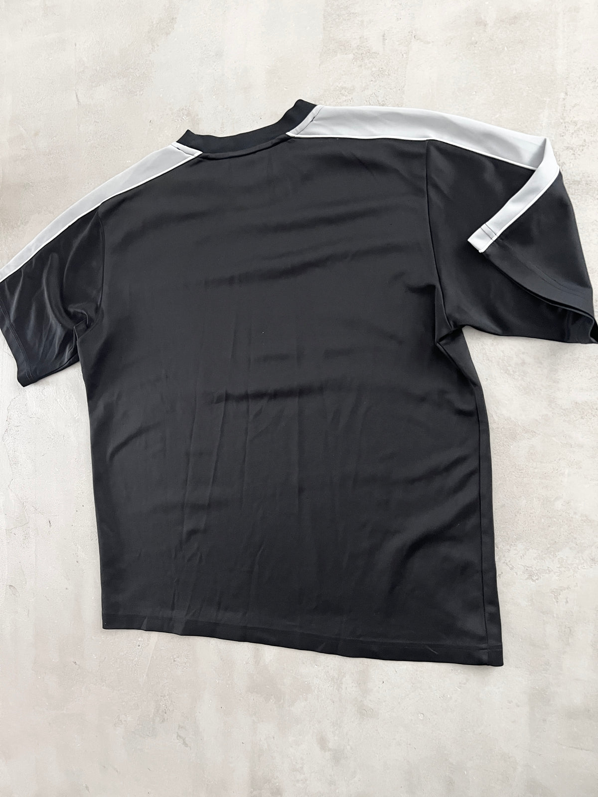 BLACK NIKE TEE - 2000S - M/L
