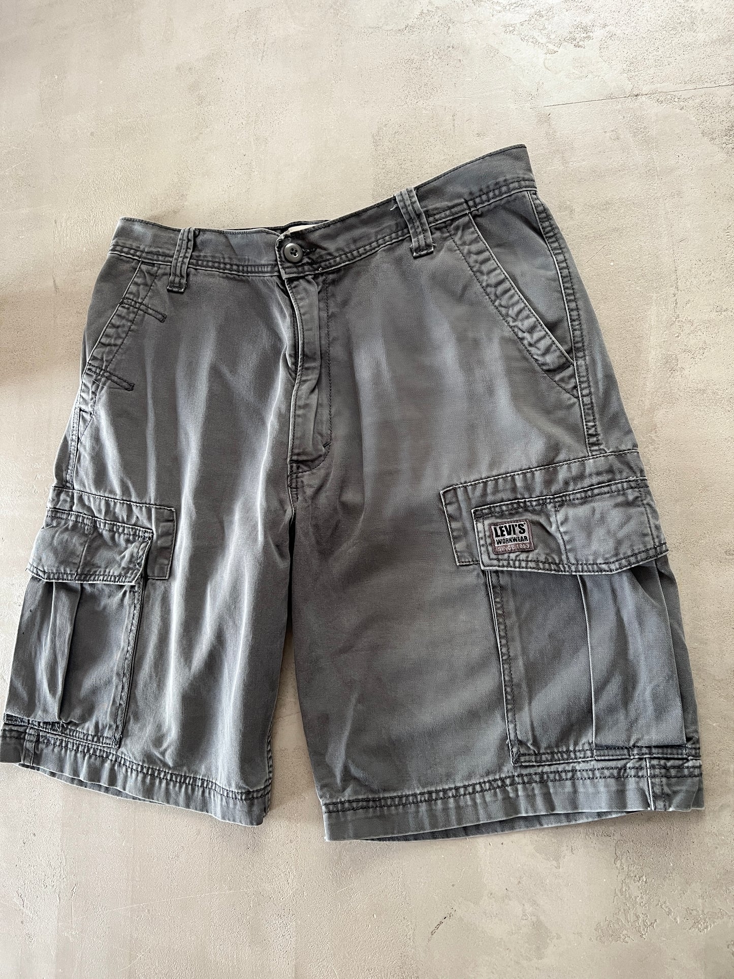 GREY LEVI'S CARGO SHORTS - 1990S - W34 / L