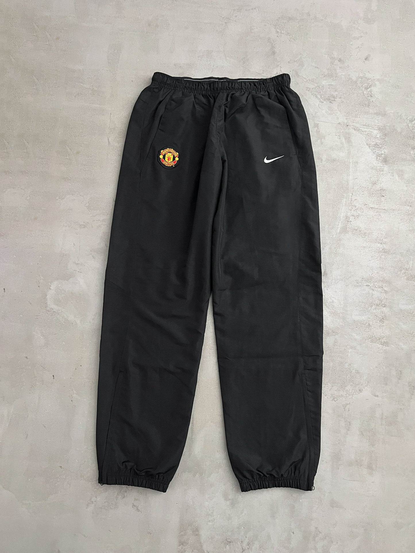 BLACK MANCHESTER UNITED NIKE PANTS - 2000S - M