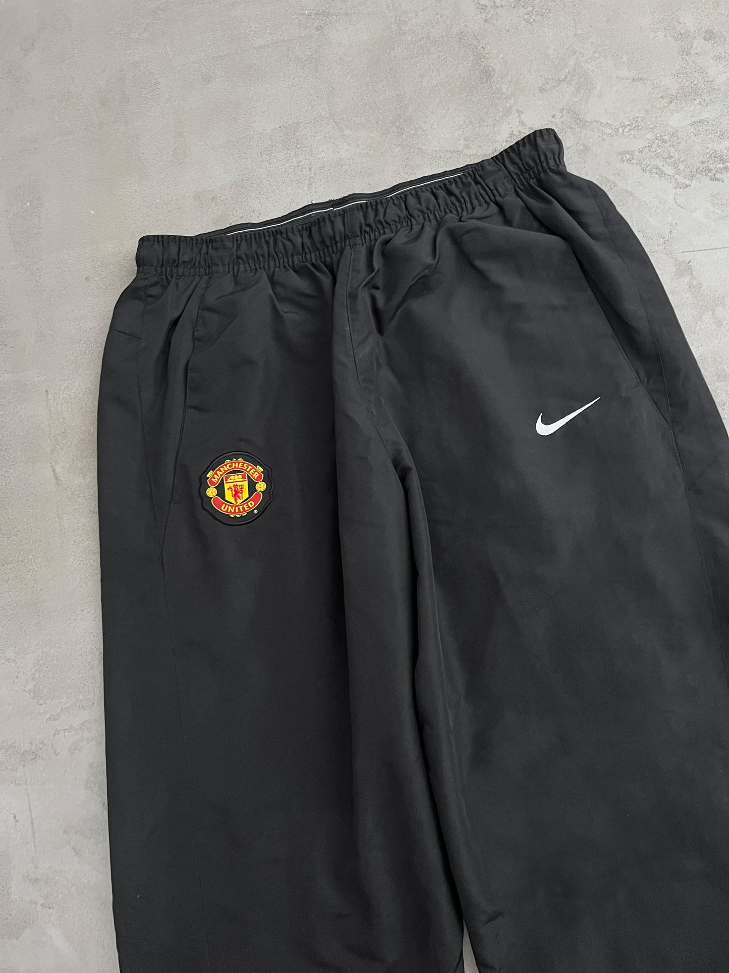 BLACK MANCHESTER UNITED NIKE PANTS - 2000S - M