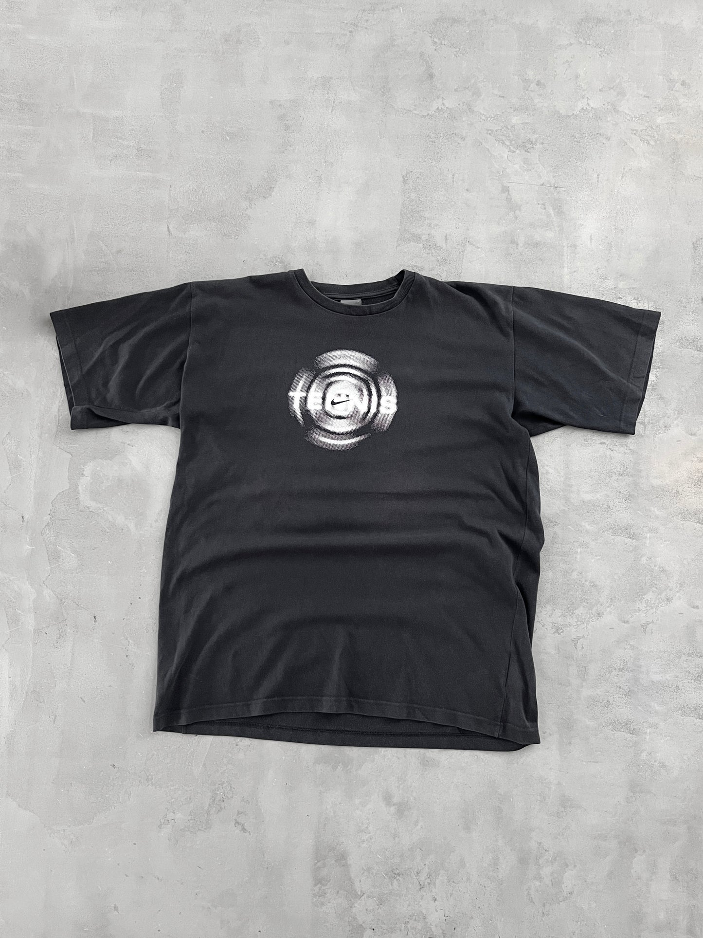 BLACK NIKE TENNIS TEE - 1990S - XL/L