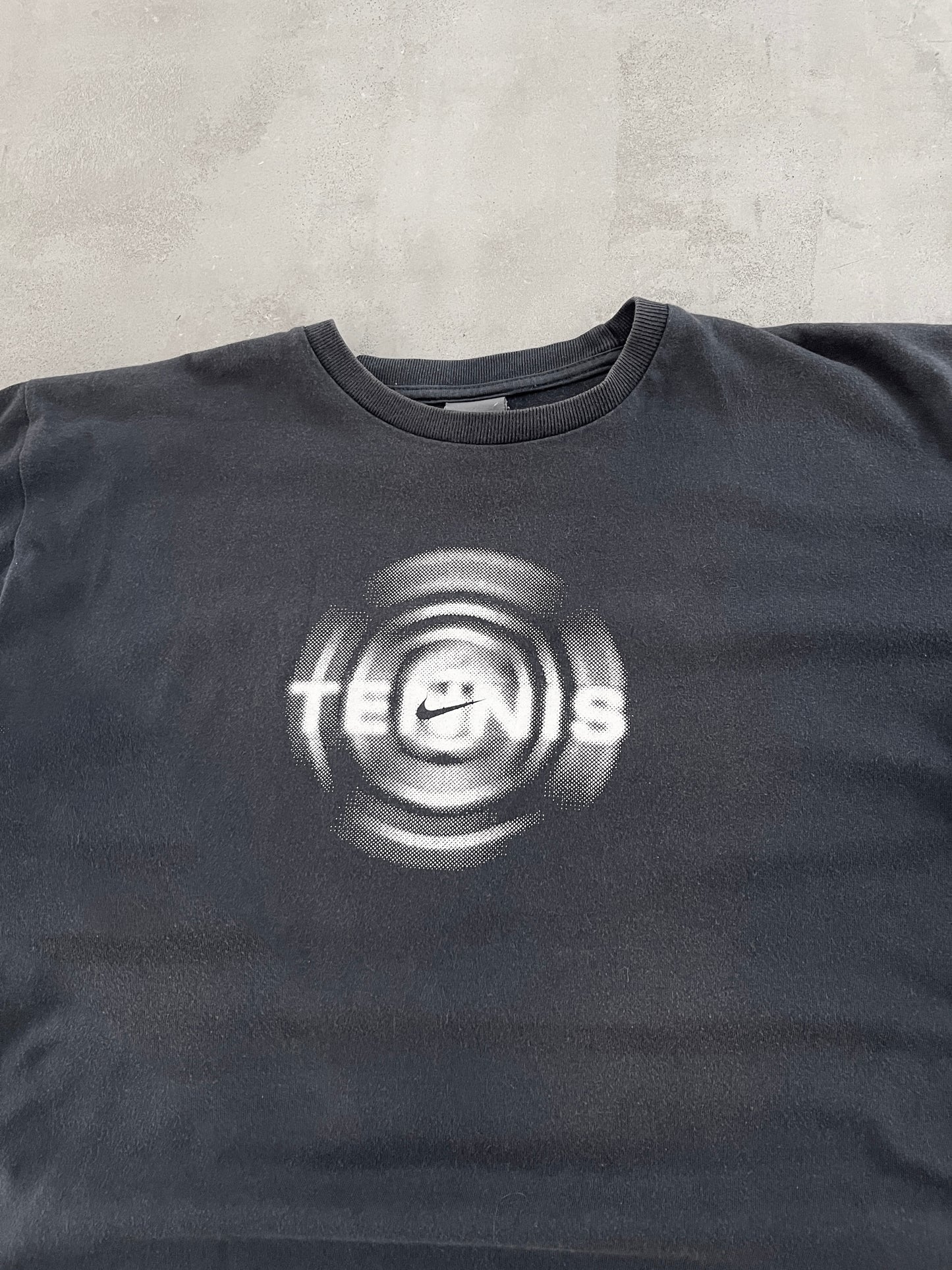 BLACK NIKE TENNIS TEE - 1990S - XL/L