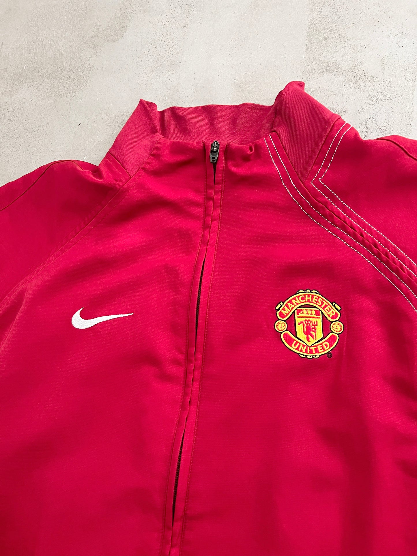 RED MANCHESTER UNITED NIKE JACKET - 2000S - L