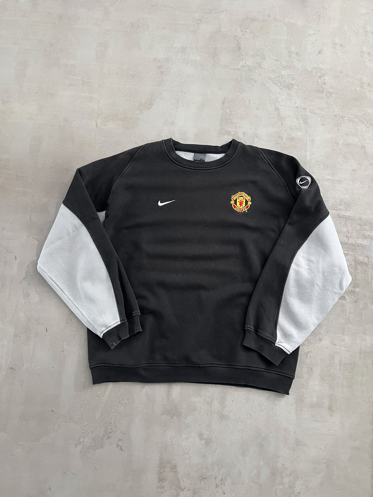 BLACK MANCHESTER UNITED NIKE SWEATER - 2000S - L