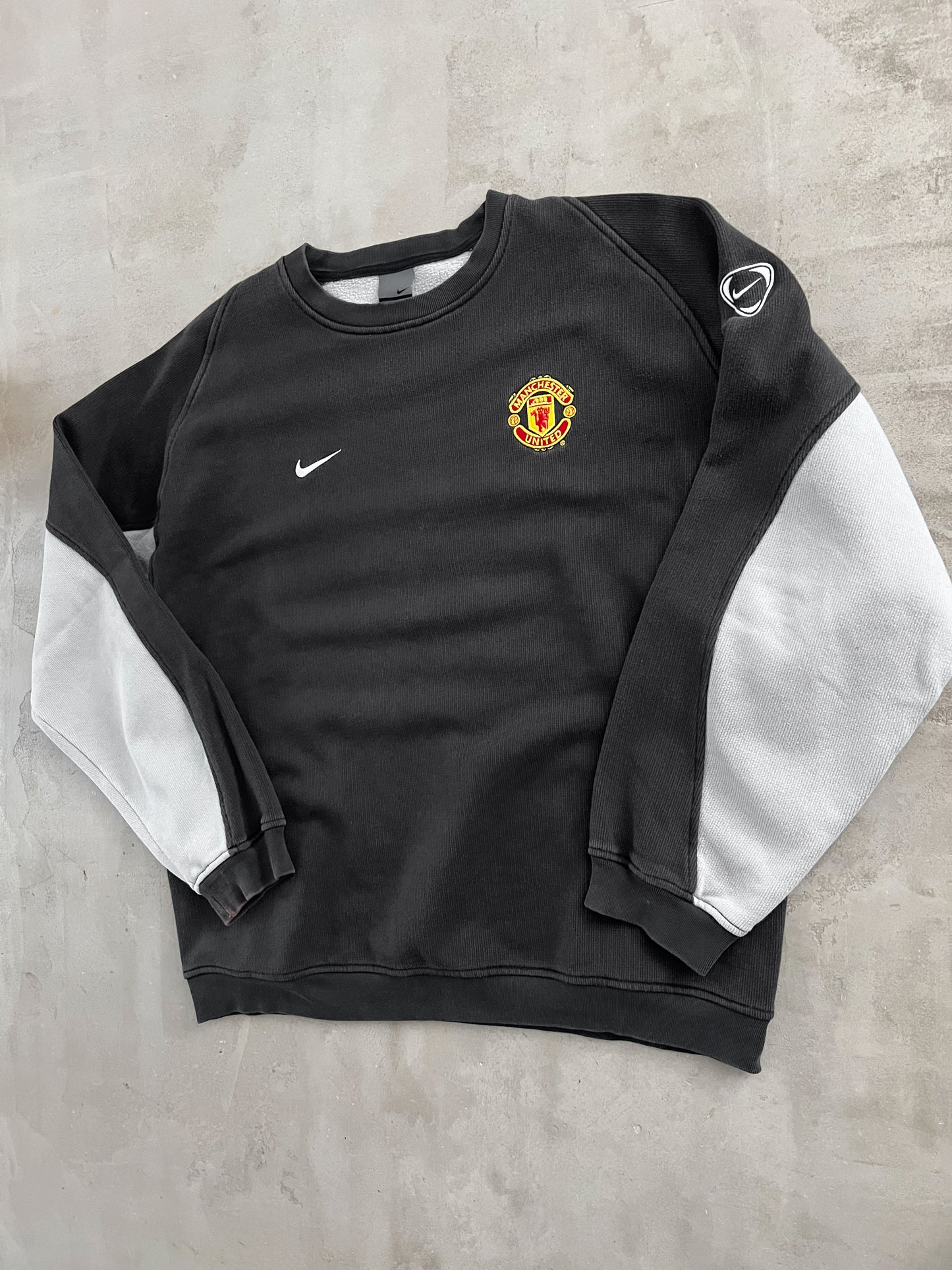 BLACK MANCHESTER UNITED NIKE SWEATER - 2000S - L