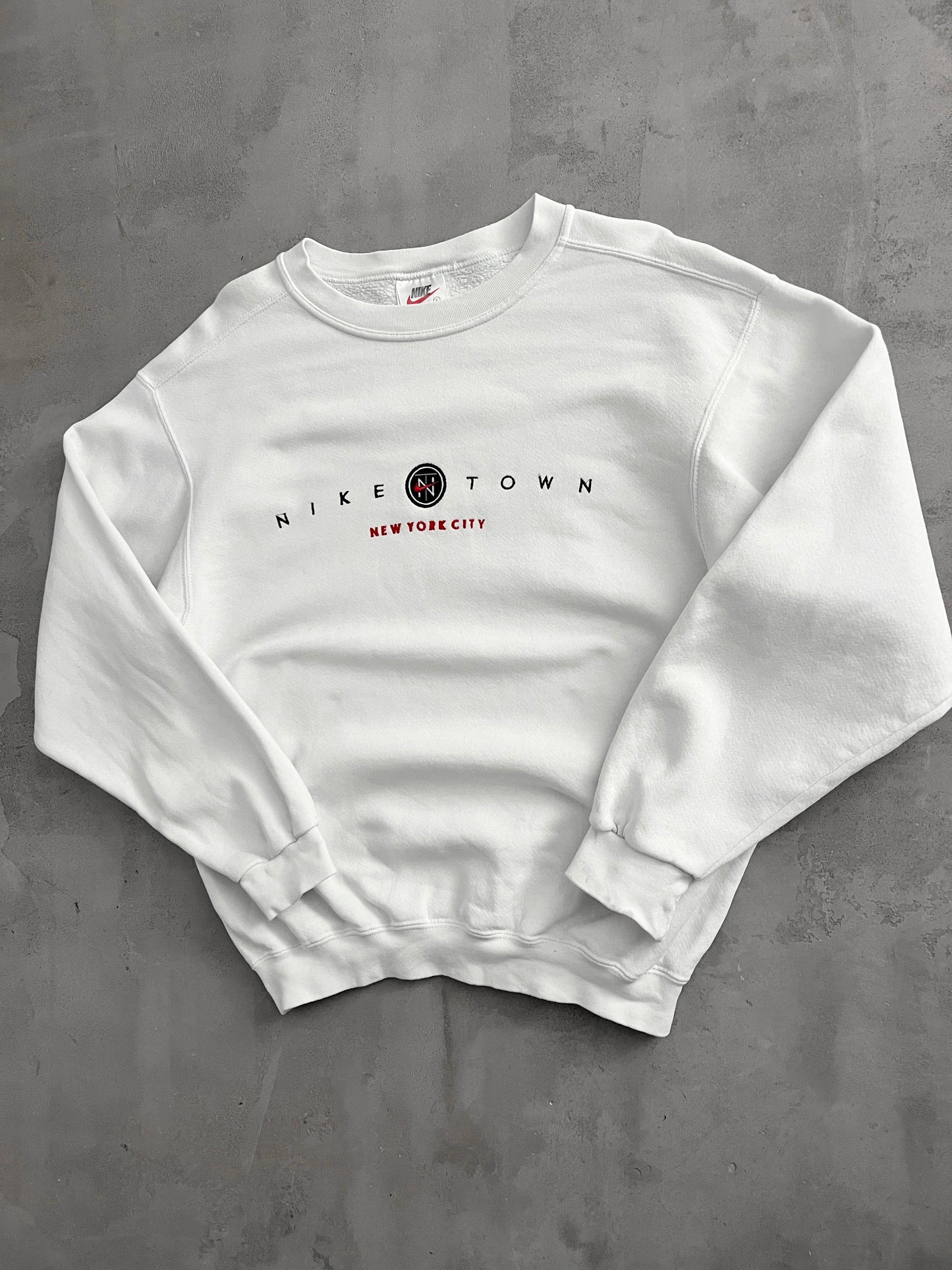 WHITE NIKE TOWN SWEATER - 1990S. -S