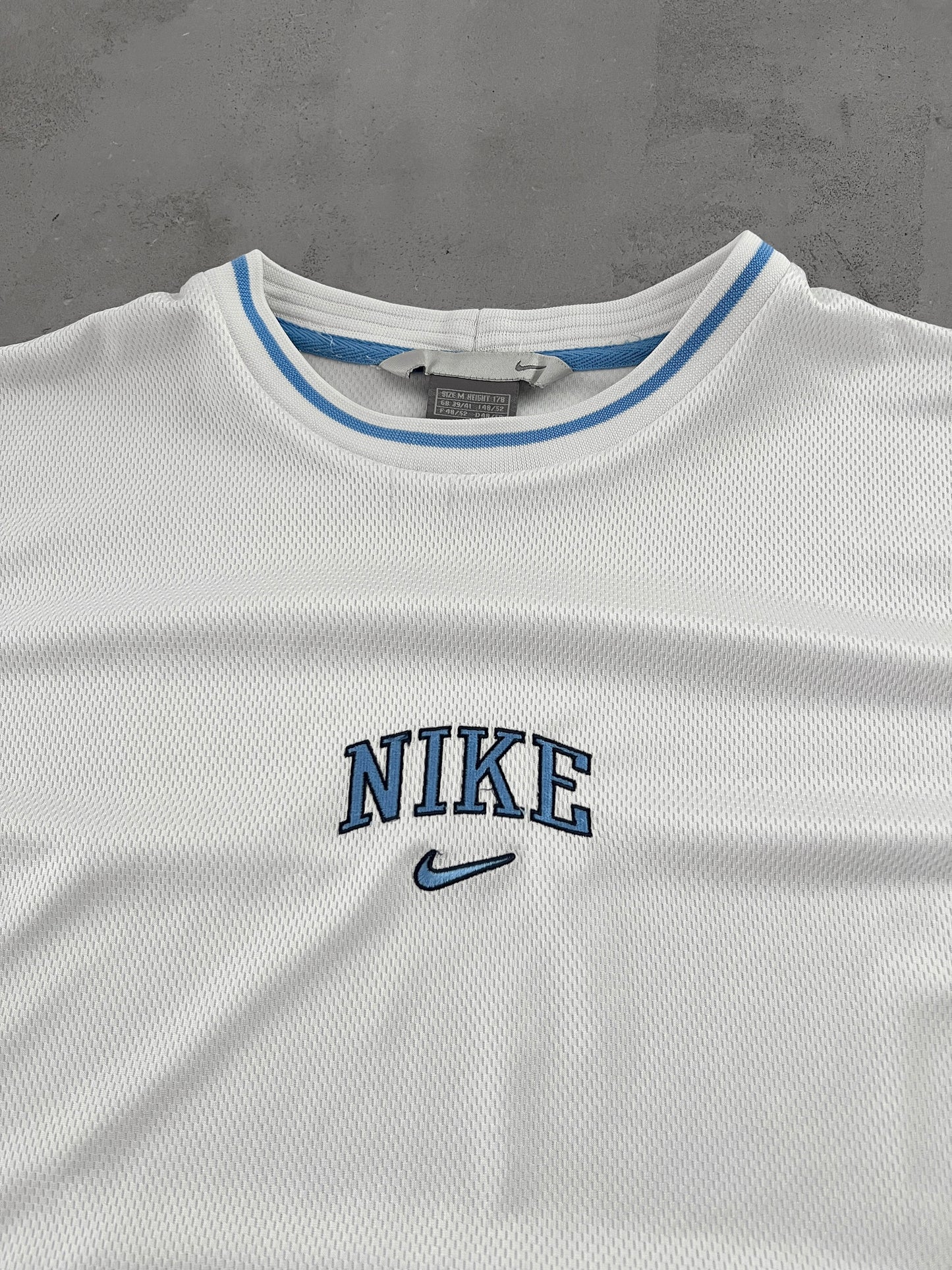 WHITE/BABY BLUE NIKE TEE - 2000S - L/XL