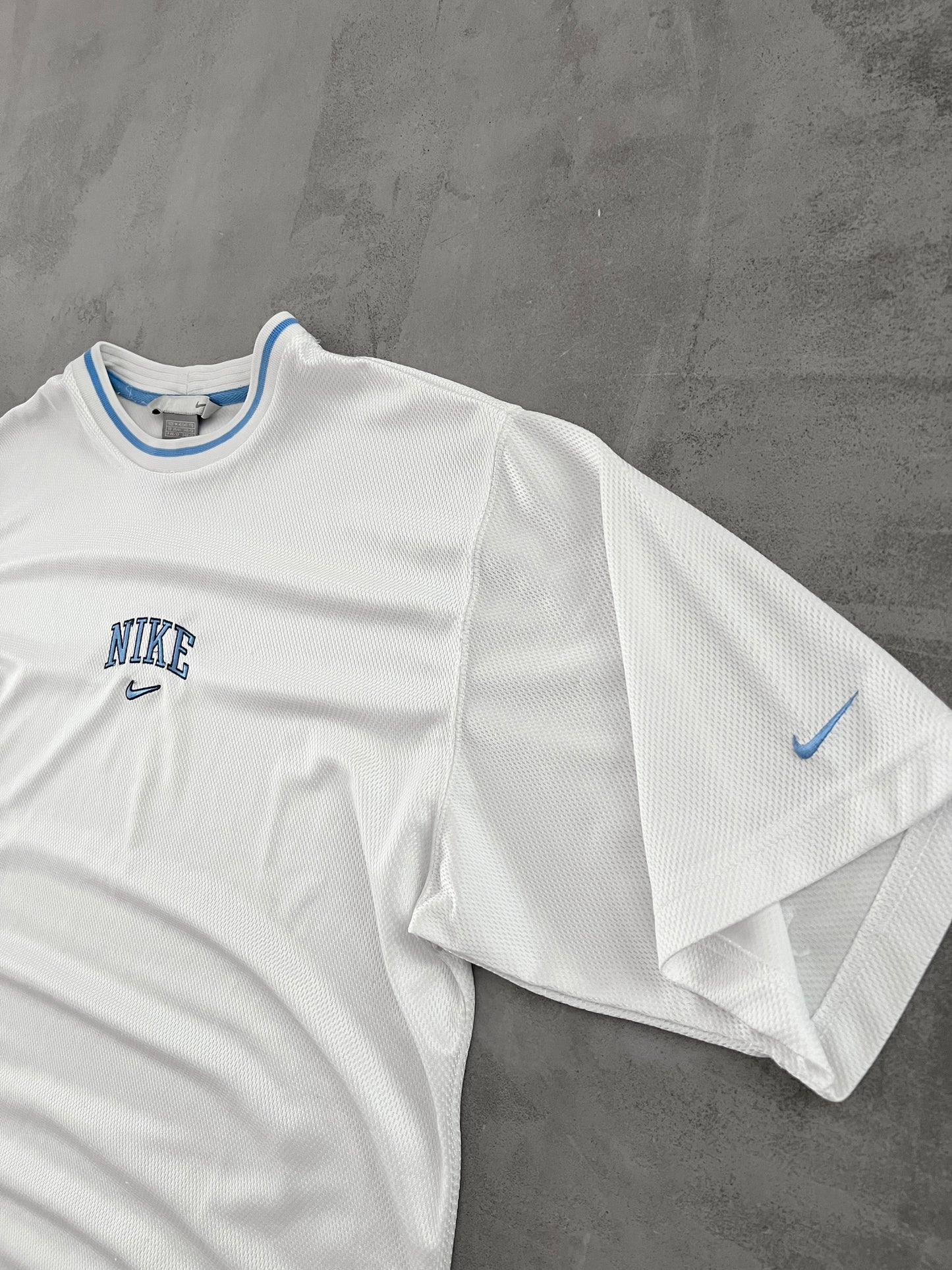 WHITE/BABY BLUE NIKE TEE - 2000S - L/XL