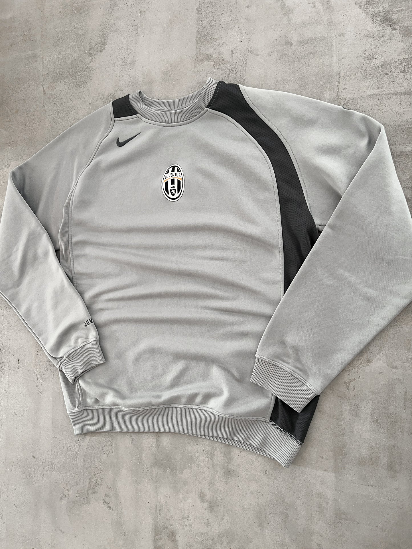 GREY JUVENTUS NIKE SWEATER - 2000S - L