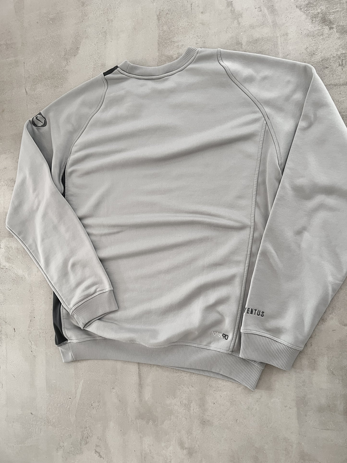 GREY JUVENTUS NIKE SWEATER - 2000S - L