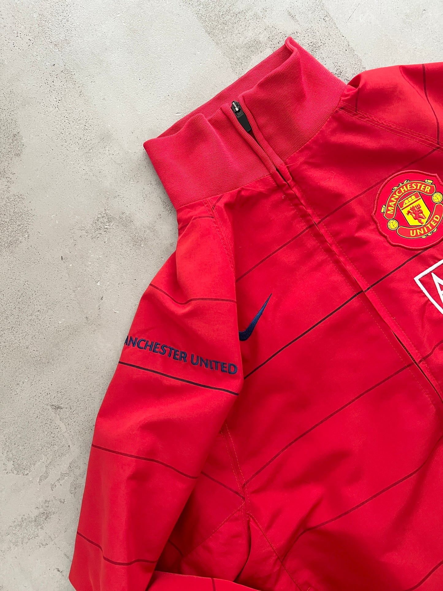 RED MANCHESTER UNITED NIKE JACKET - 2000S - S
