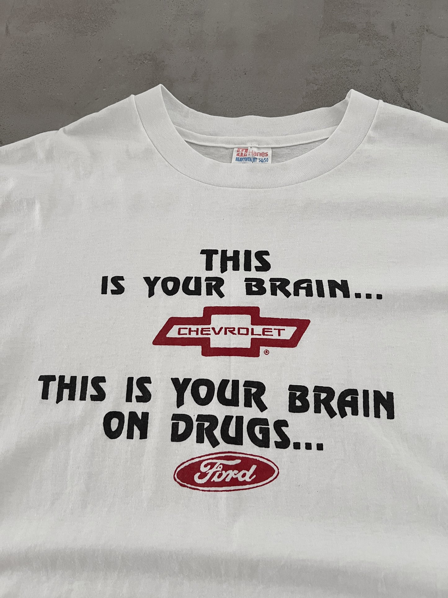 WHITE FORD VS CHEVROLET BRAIN TEE - 1990S - L/XL