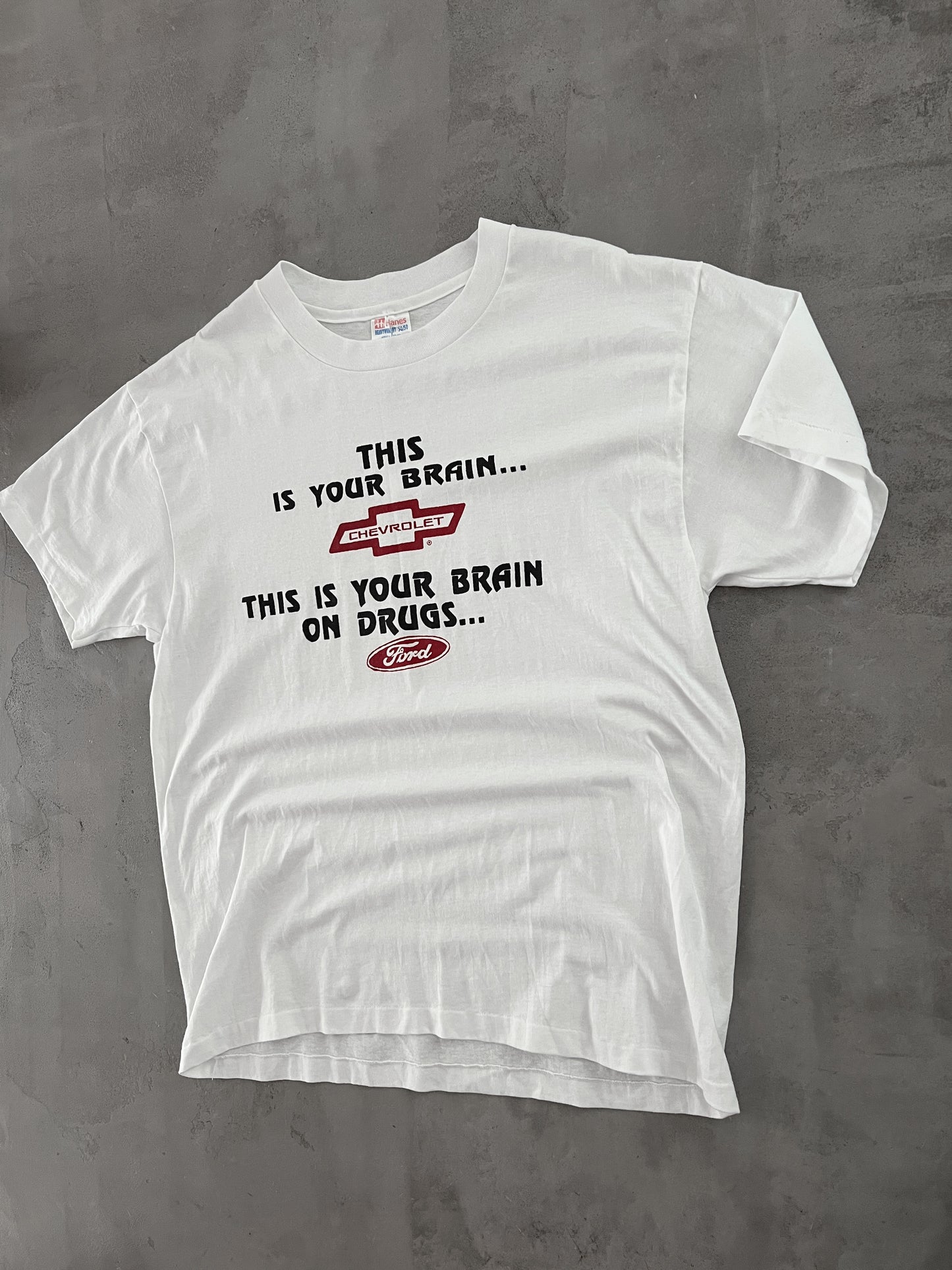 WHITE FORD VS CHEVROLET BRAIN TEE - 1990S - L/XL