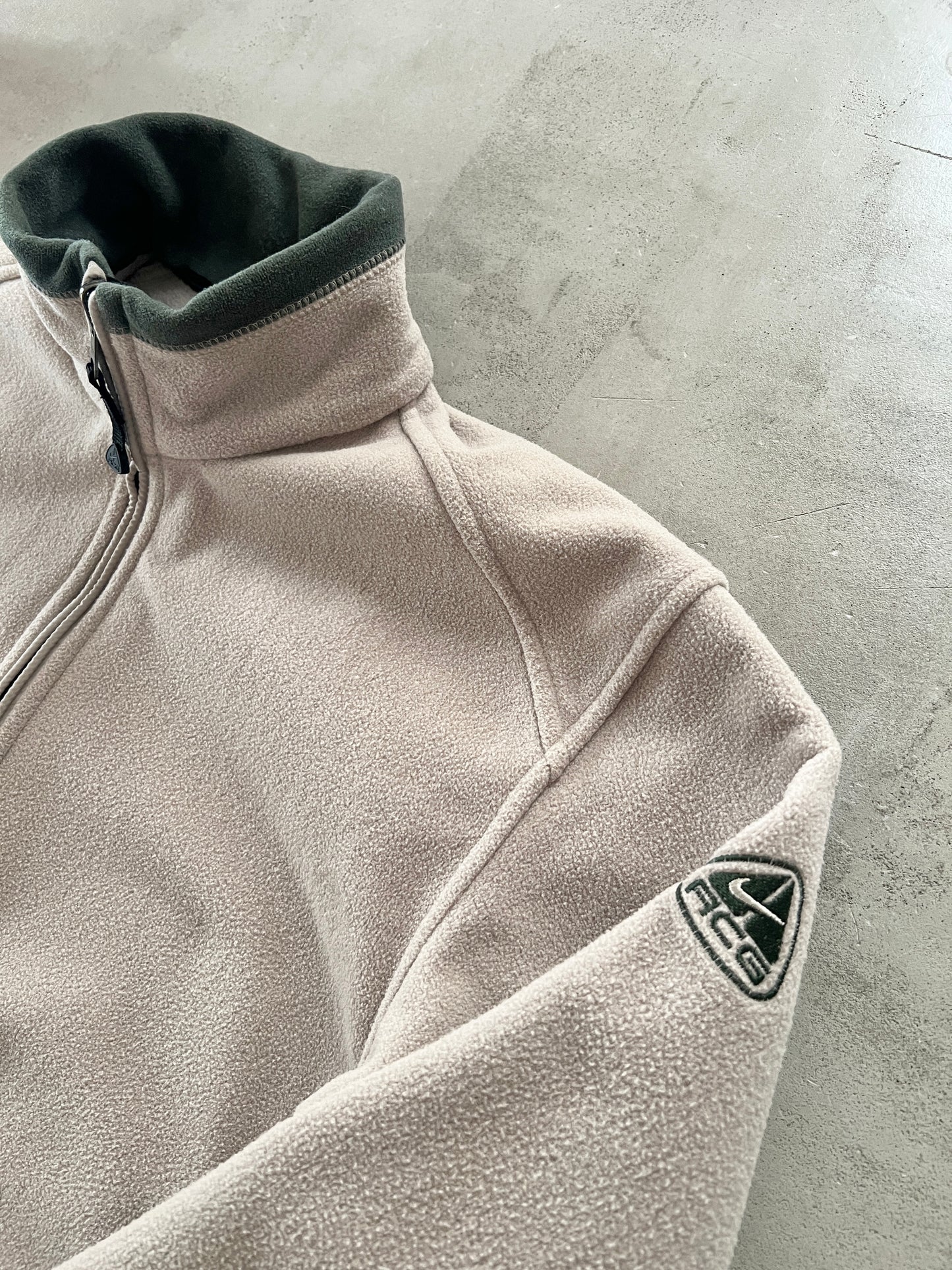 BEIGE/GREEN NIKE ACG FLEECE - 2000S - M