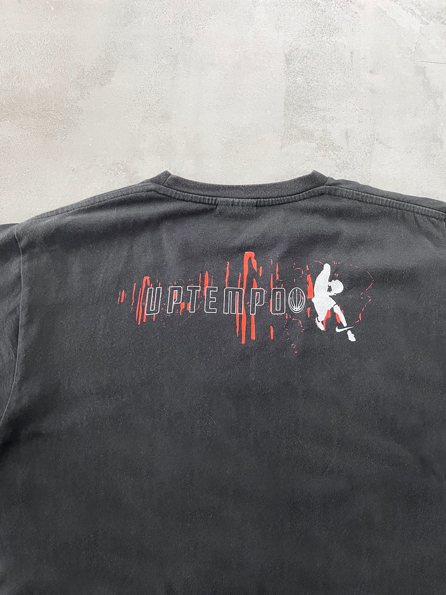 BLACK NIKE BASKETBALL TEE - 1990S - L