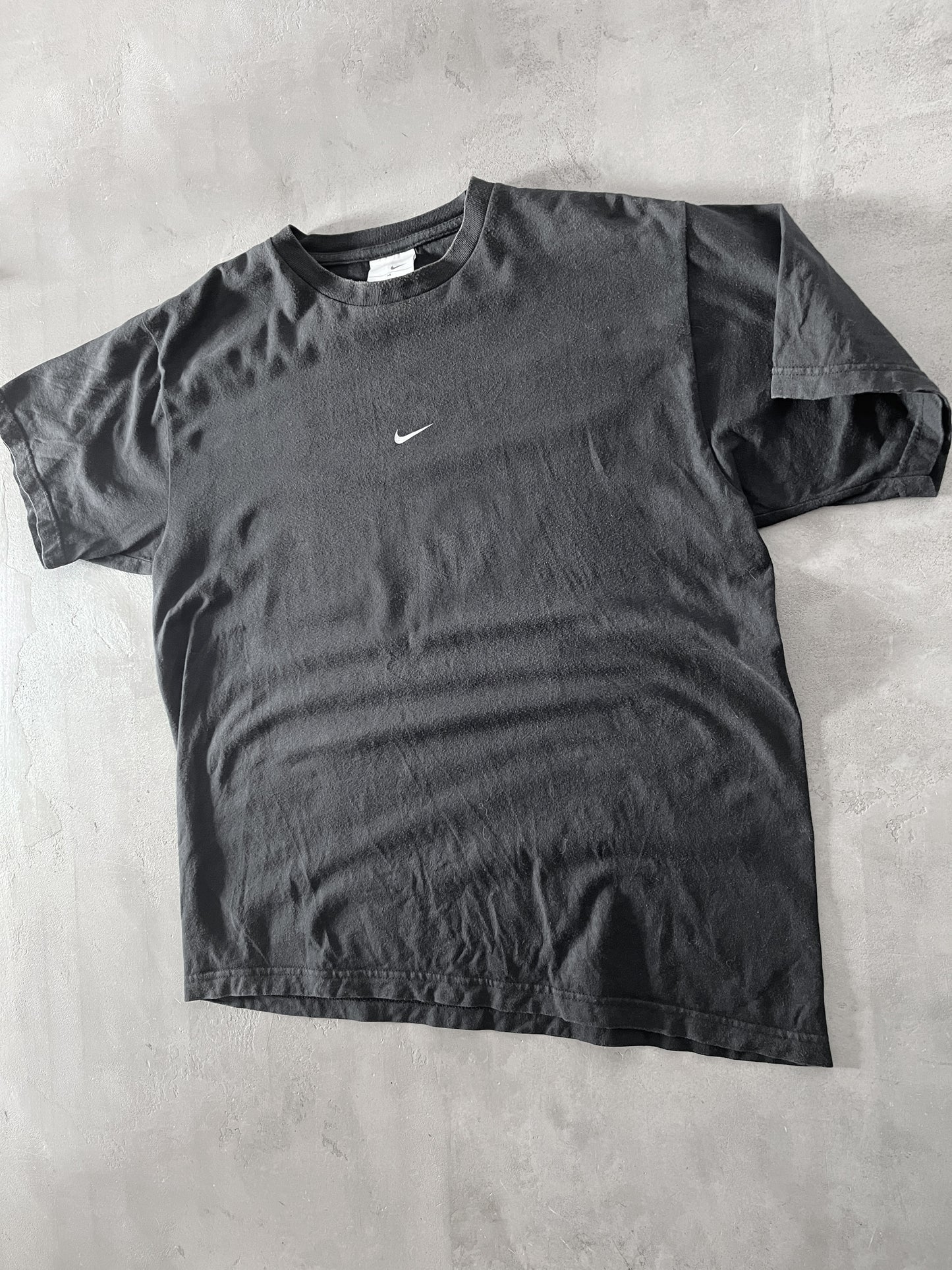 BLACK NIKE BASKETBALL TEE - 1990S - L