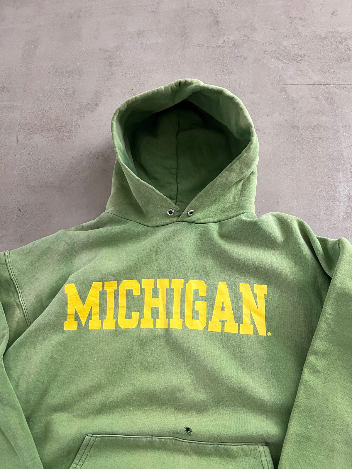 FADED GREEN MICHIGAN HANES HOODIE - 1990S - M/L