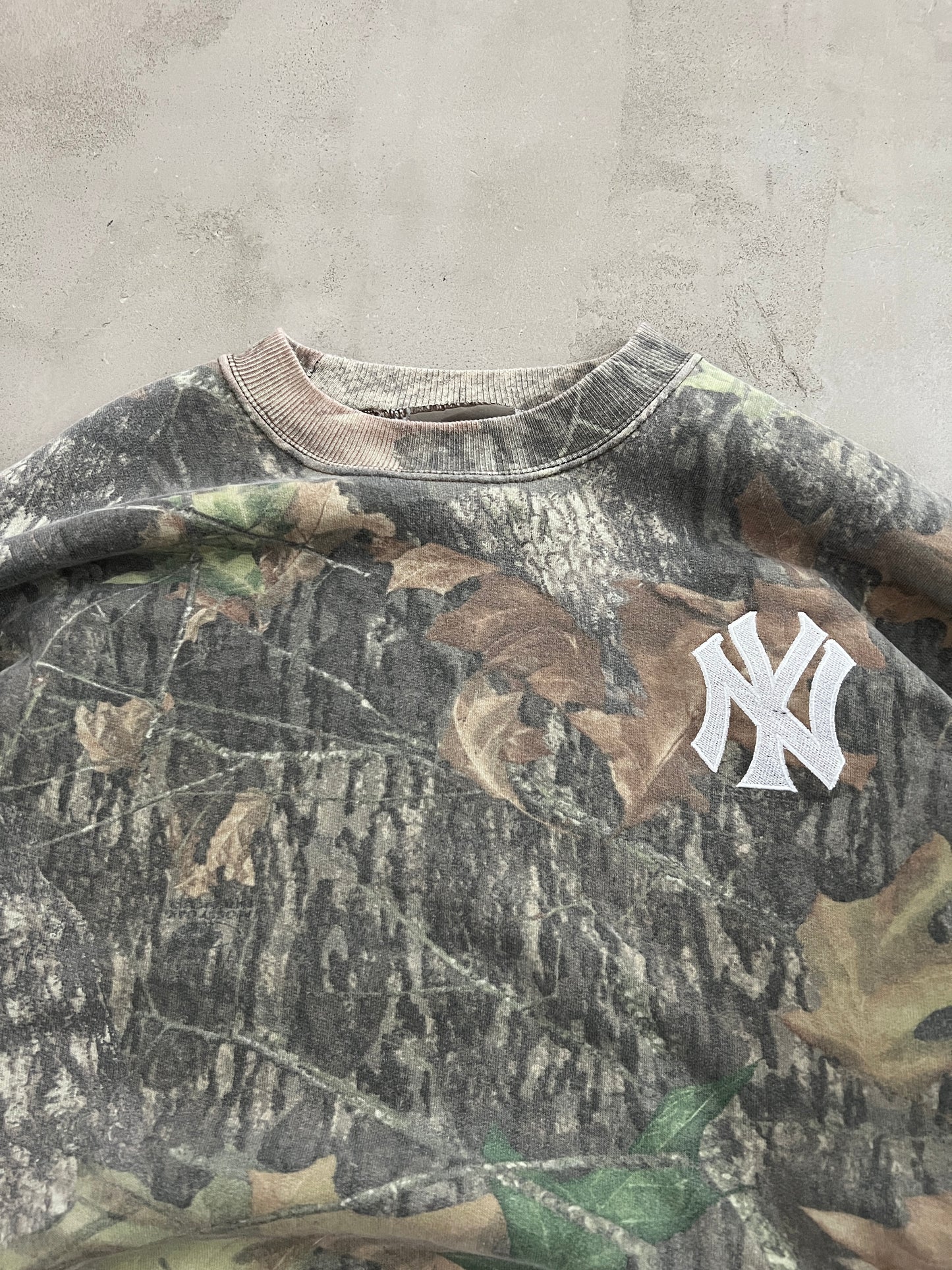 CAMO YANKEES SWEATER - 1990S - M/L