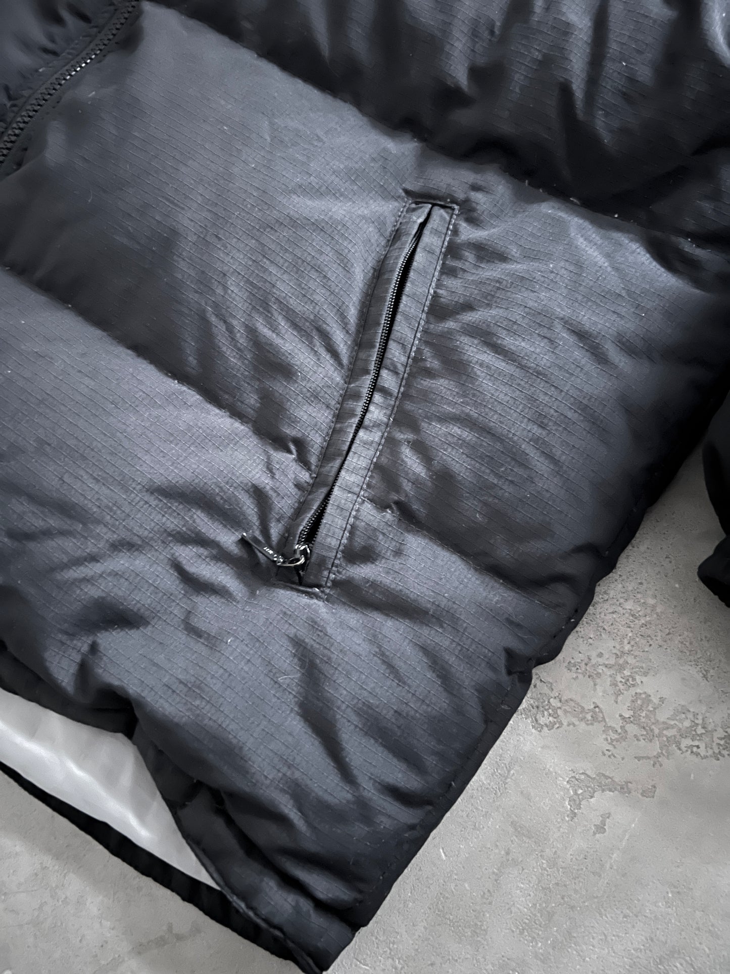 BLACK NIKE PUFFER - 1990S - M