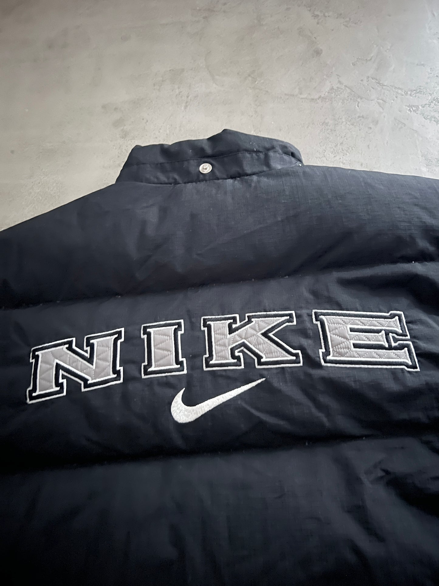 BLACK NIKE PUFFER - 1990S - M