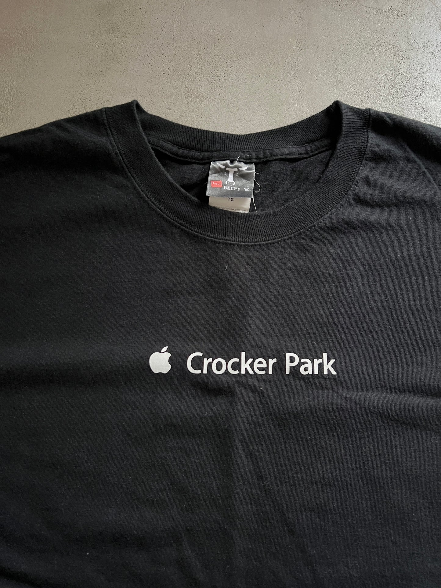 BLACK APPLE TEE - 2000S - L