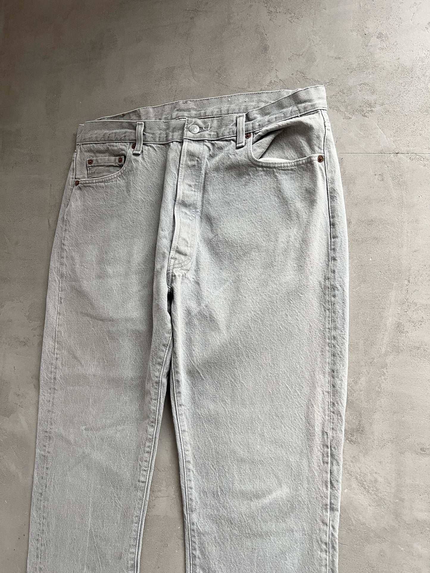 FADED GREY LEVI'S JEANS - 1990S - L/M