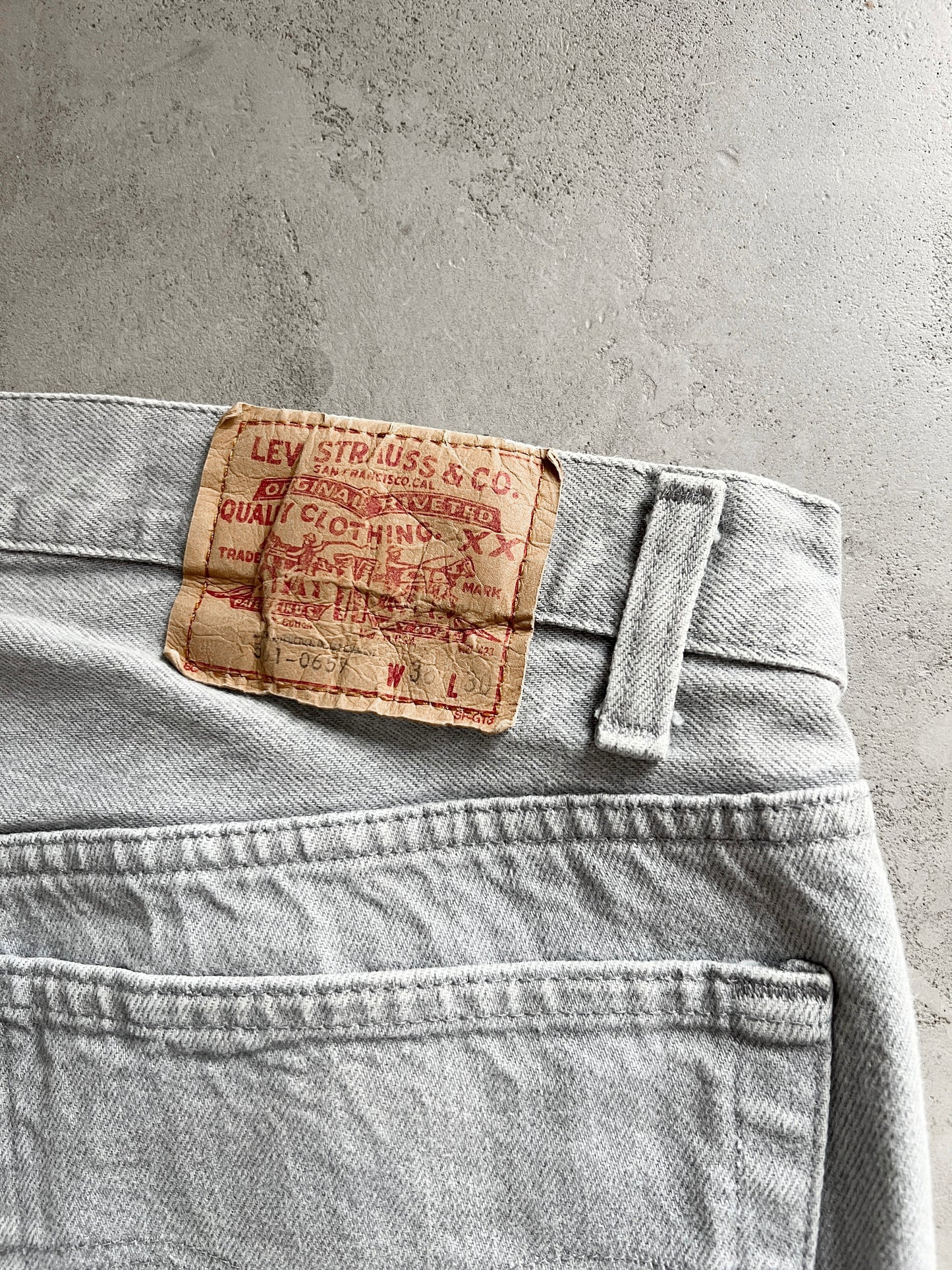 FADED GREY LEVI'S JEANS - 1990S - L/M