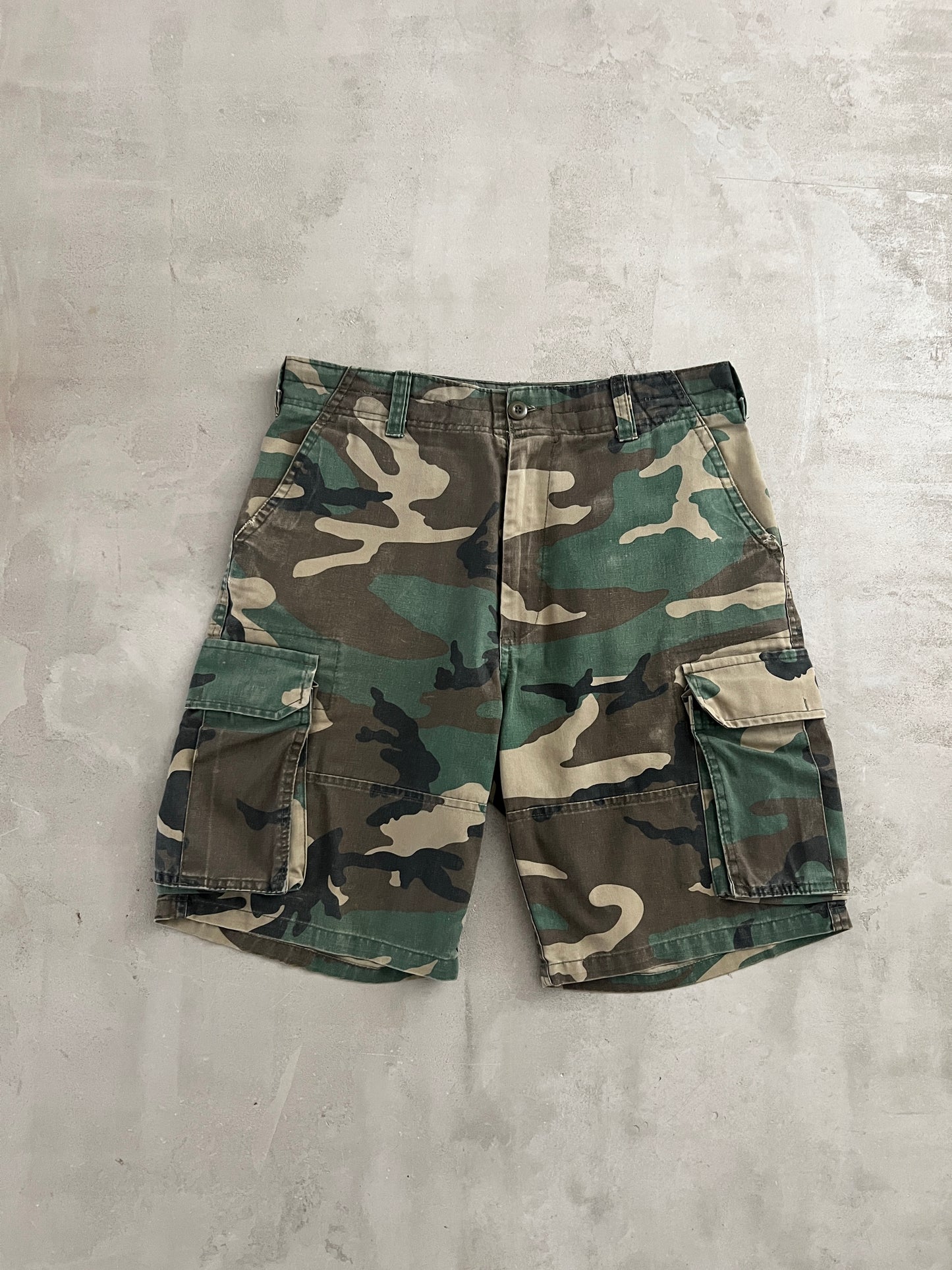 GREEN CAMO CARGO SHORTS - 1990S - L