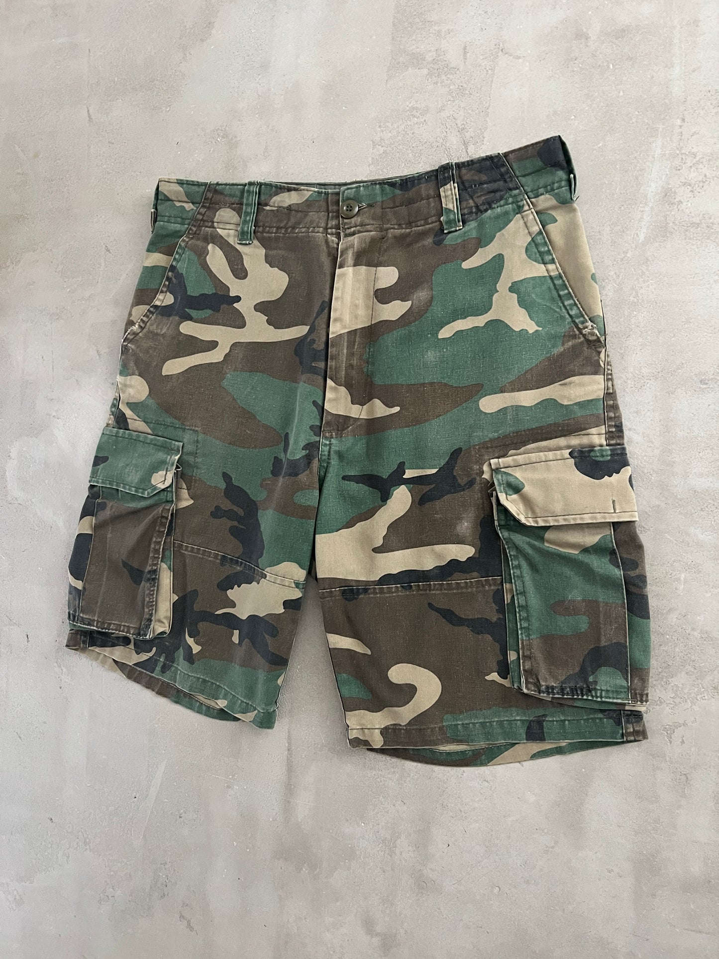 GREEN CAMO CARGO SHORTS - 1990S - L
