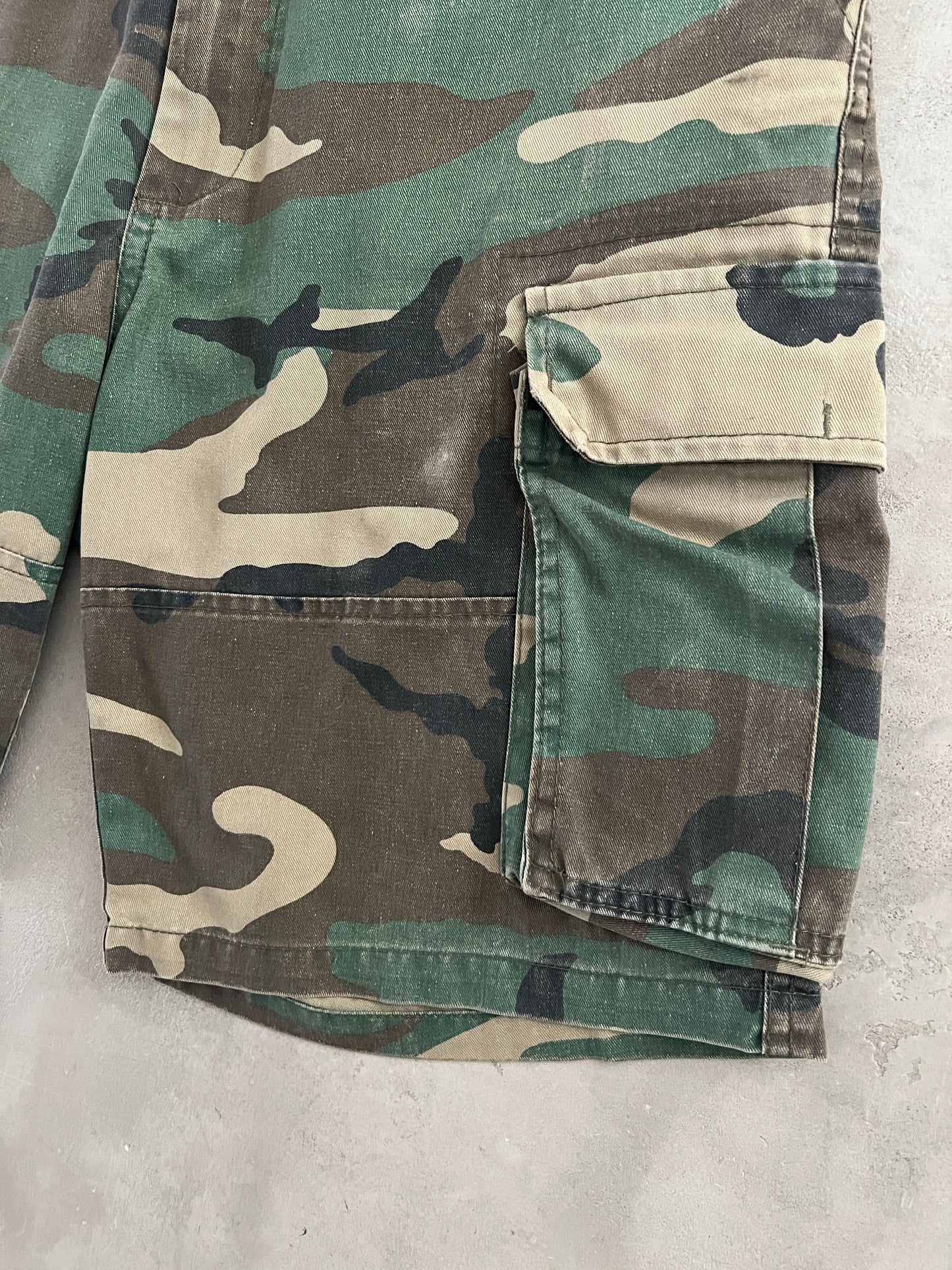 GREEN CAMO CARGO SHORTS - 1990S - L