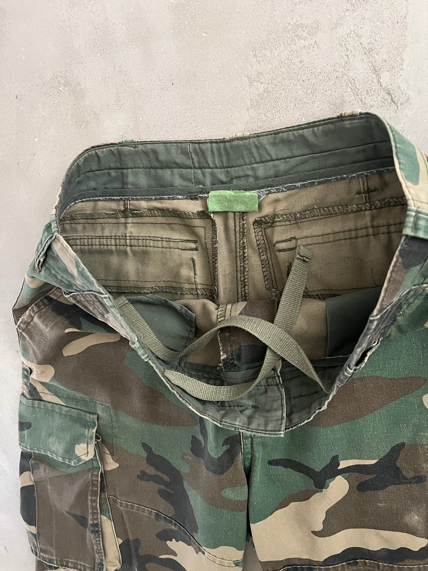GREEN CAMO CARGO SHORTS - 1990S - L