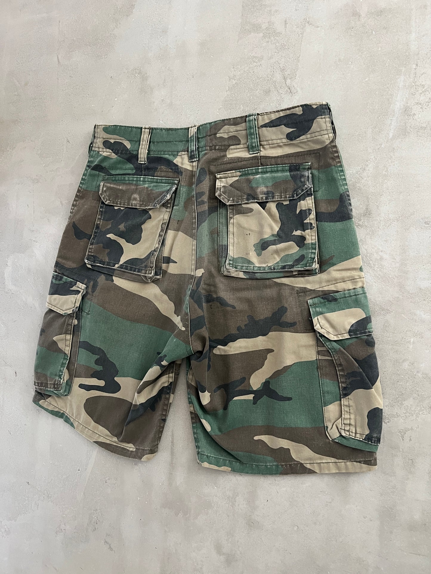 GREEN CAMO CARGO SHORTS - 1990S - L