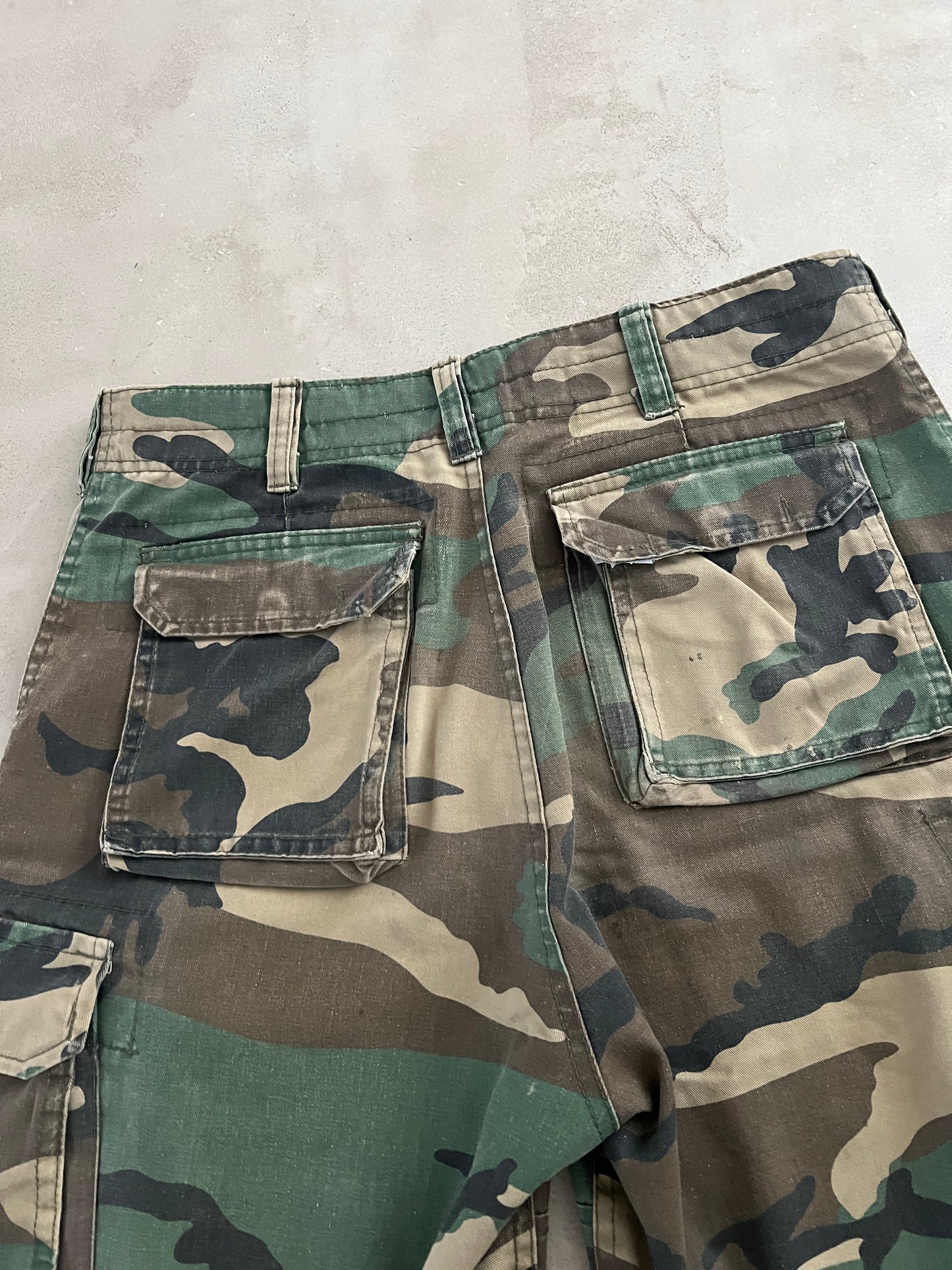 GREEN CAMO CARGO SHORTS - 1990S - L