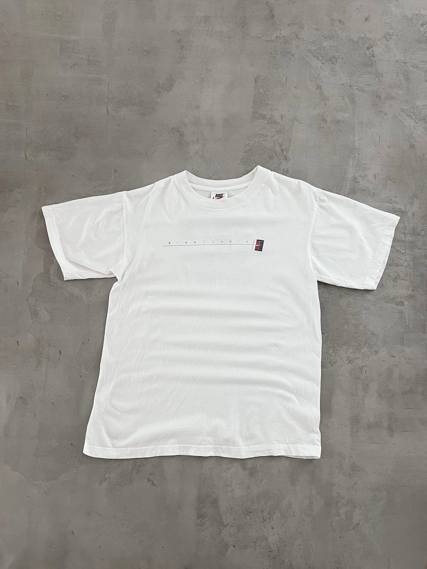WHITE NIKE COURT TENNIS TEE - 1990S - M