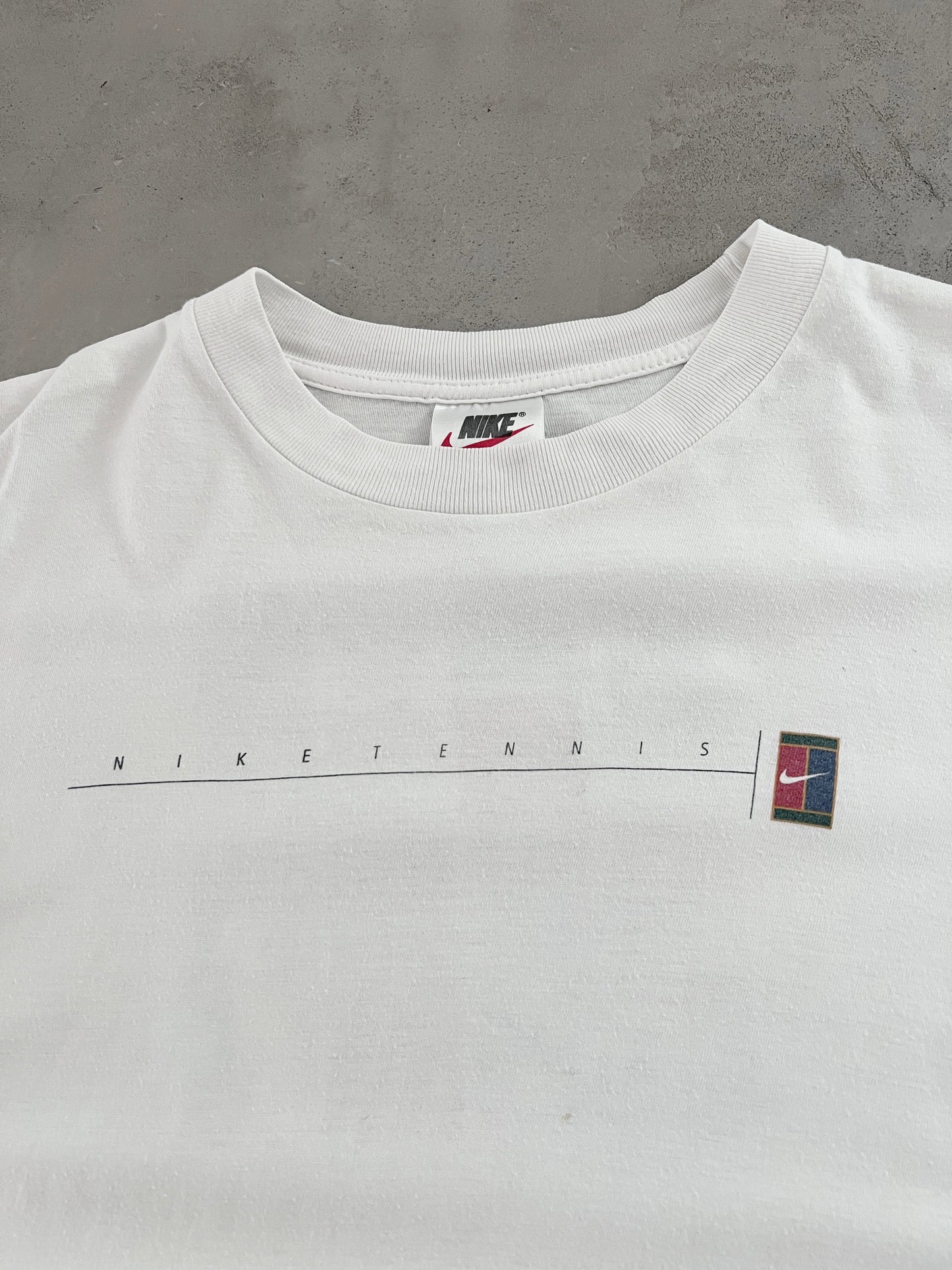 WHITE NIKE COURT TENNIS TEE - 1990S - M