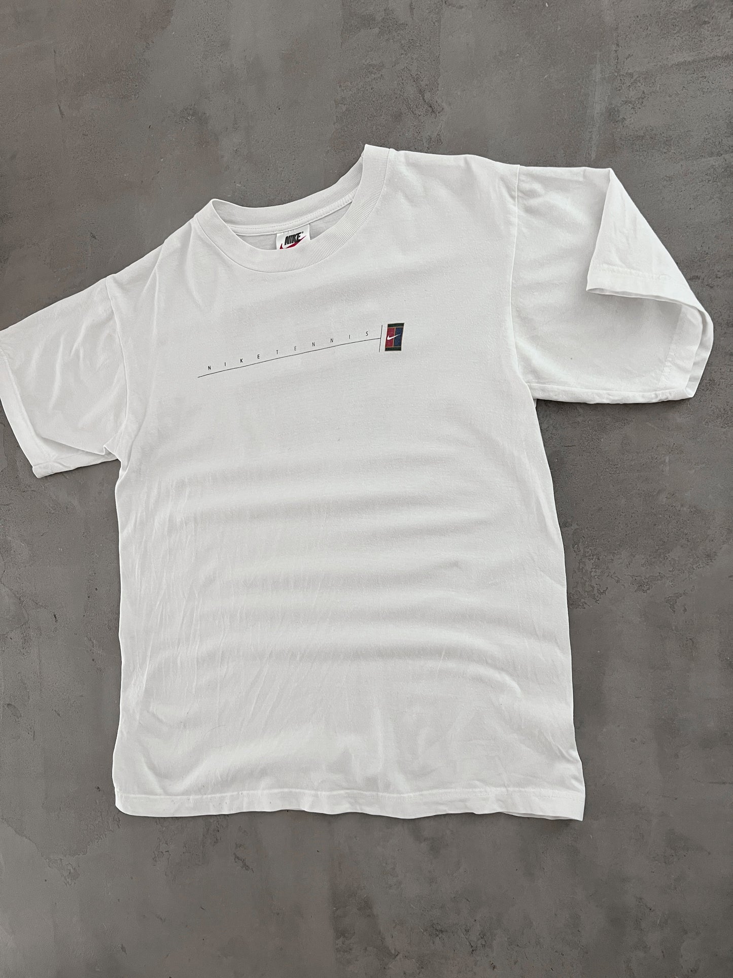 WHITE NIKE COURT TENNIS TEE - 1990S - M