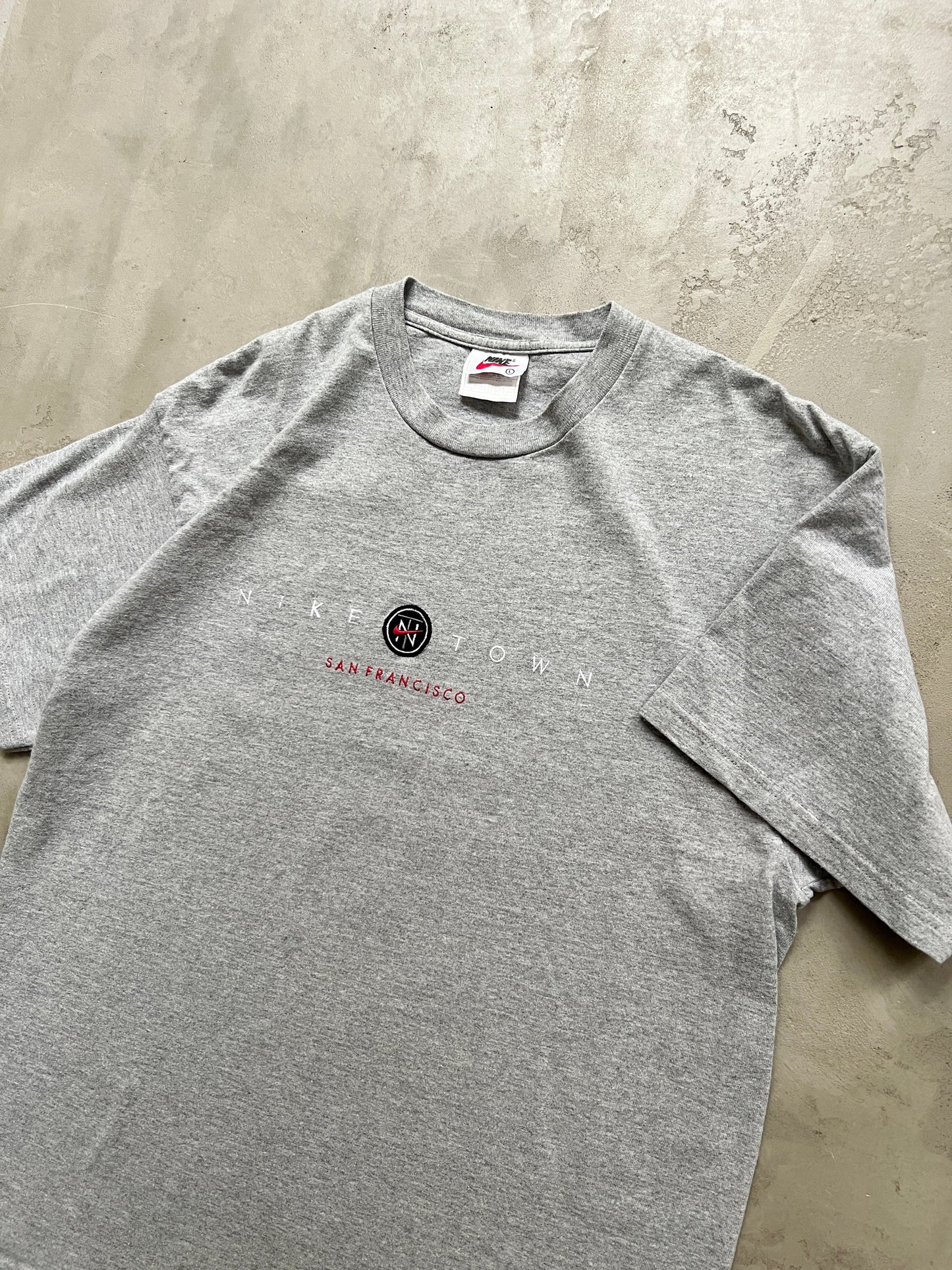 GREY NIKE TOWN TEE - 1990S - XL