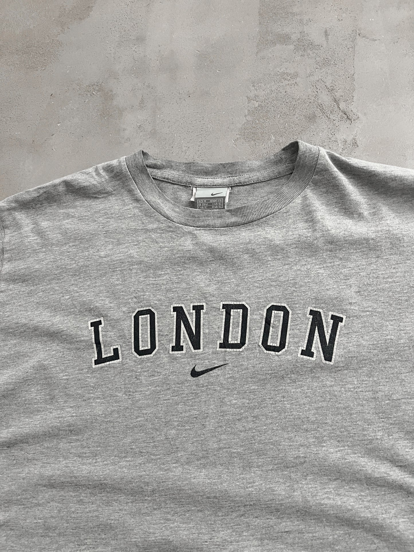 GREY NIKE LONDON TEE - 1990S - L/M