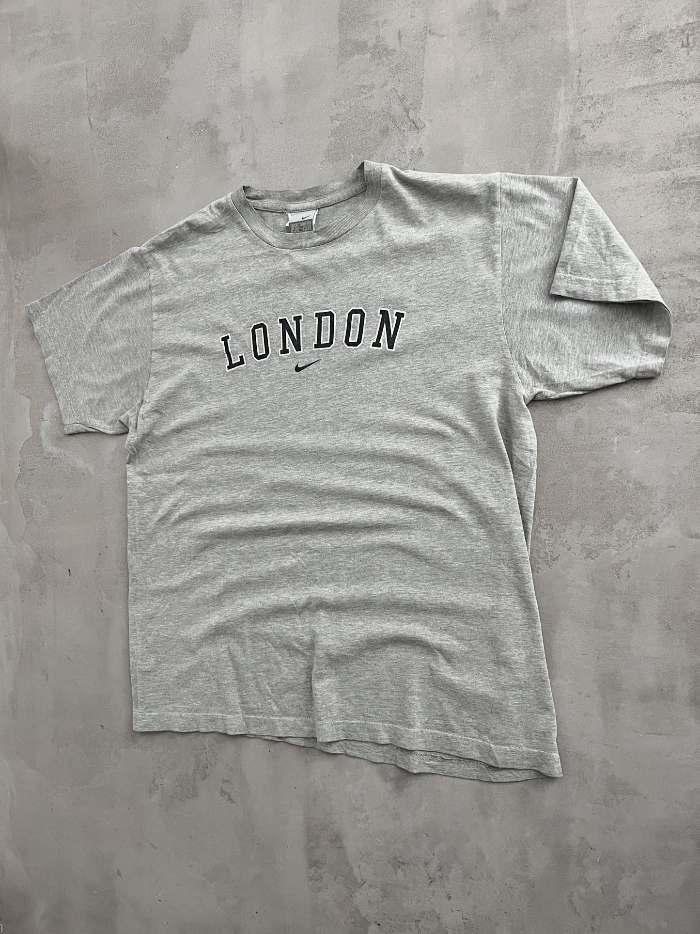 GREY NIKE LONDON TEE - 1990S - L/M