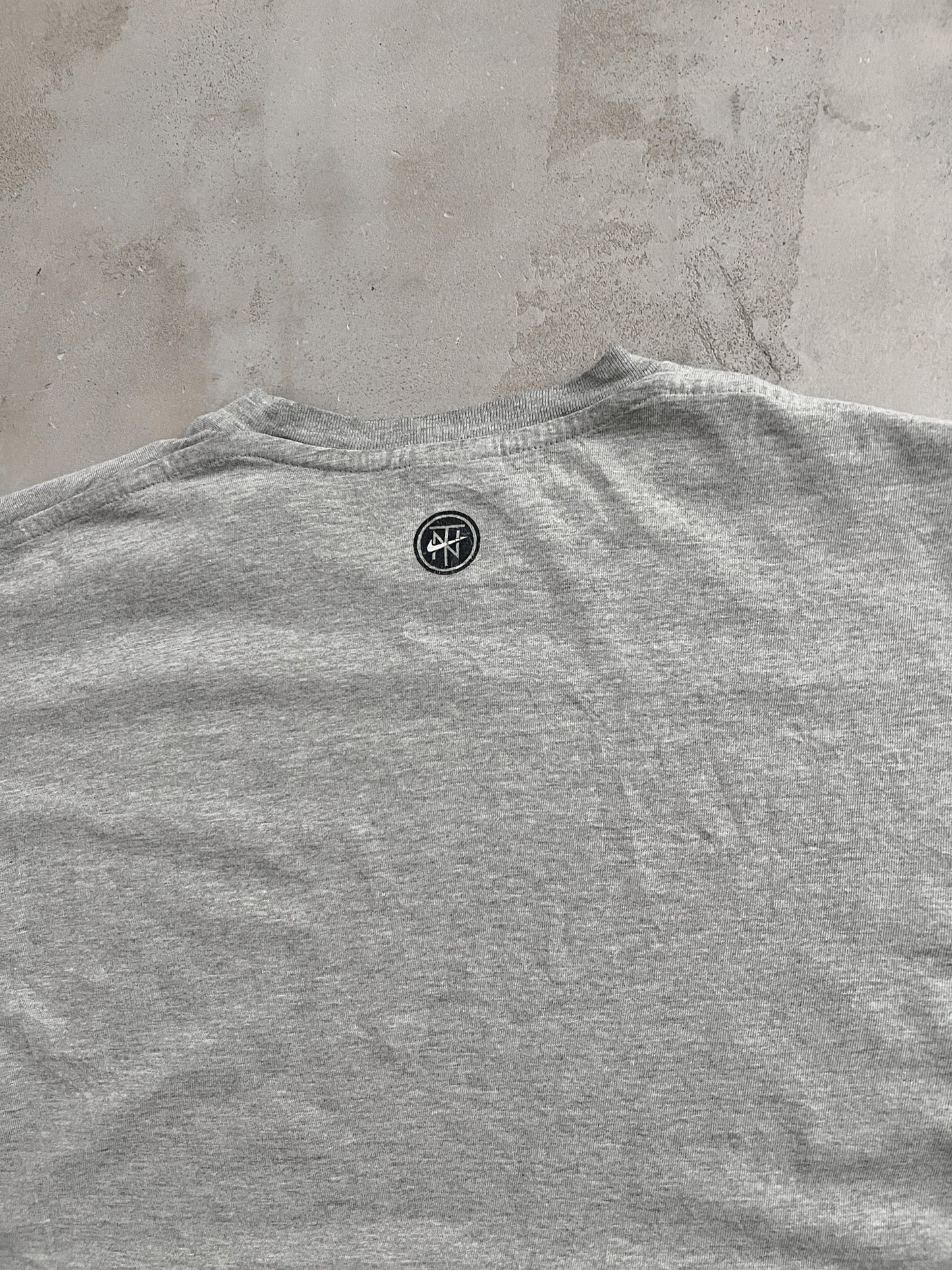 GREY NIKE LONDON TEE - 1990S - L/M