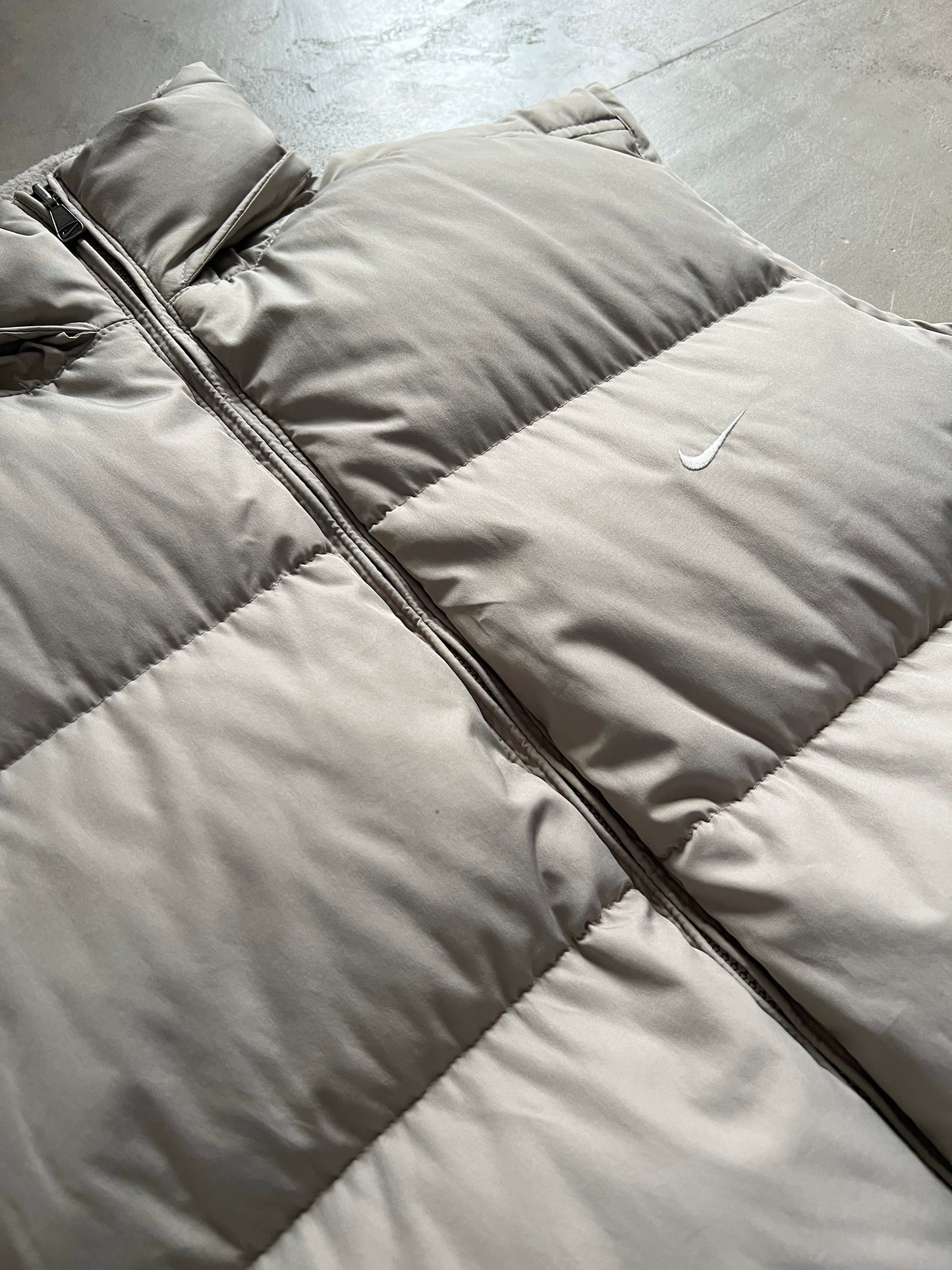BEIGE NIKE PUFFER VEST - 2000S - L