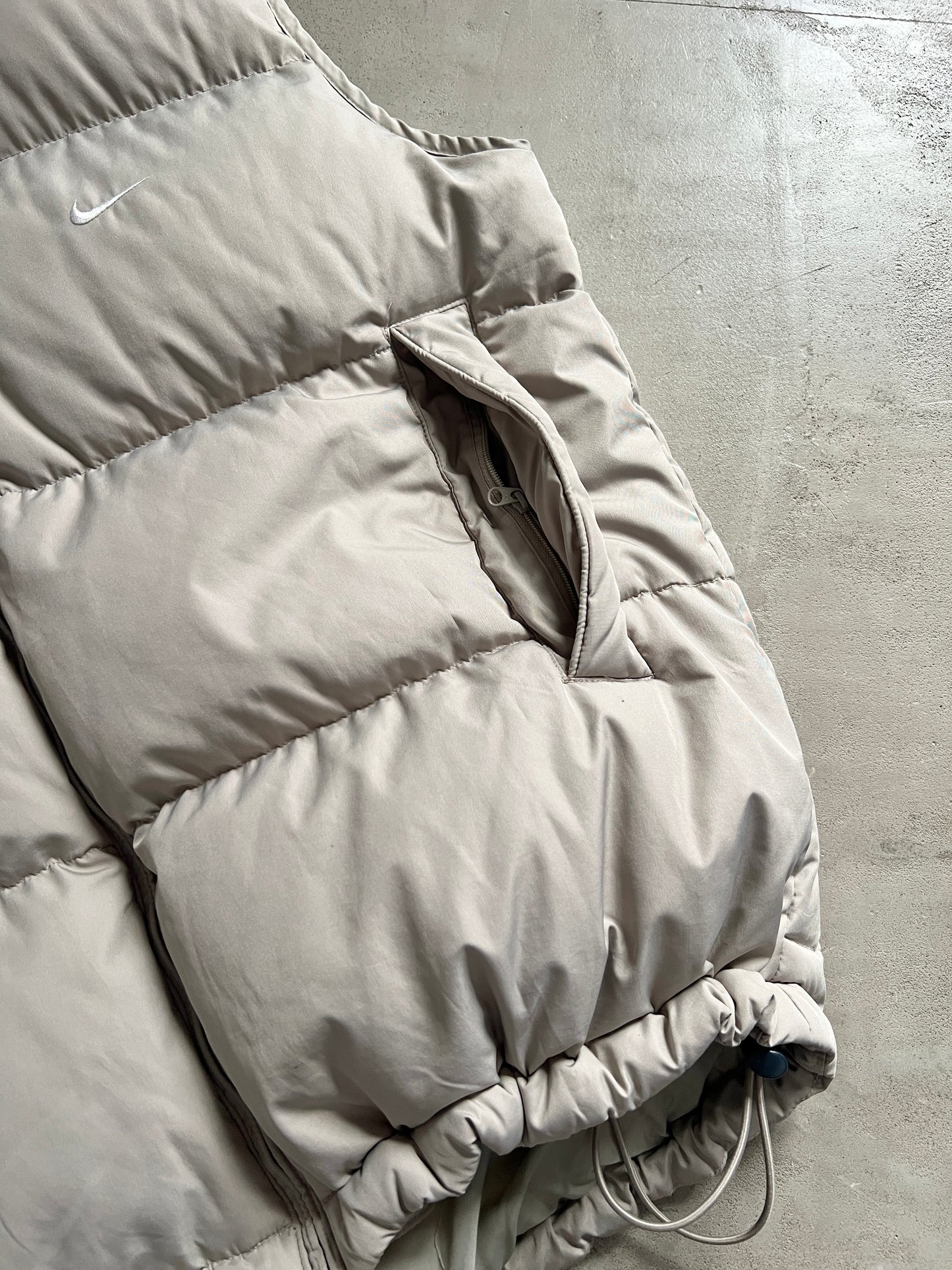 BEIGE NIKE PUFFER VEST - 2000S - L
